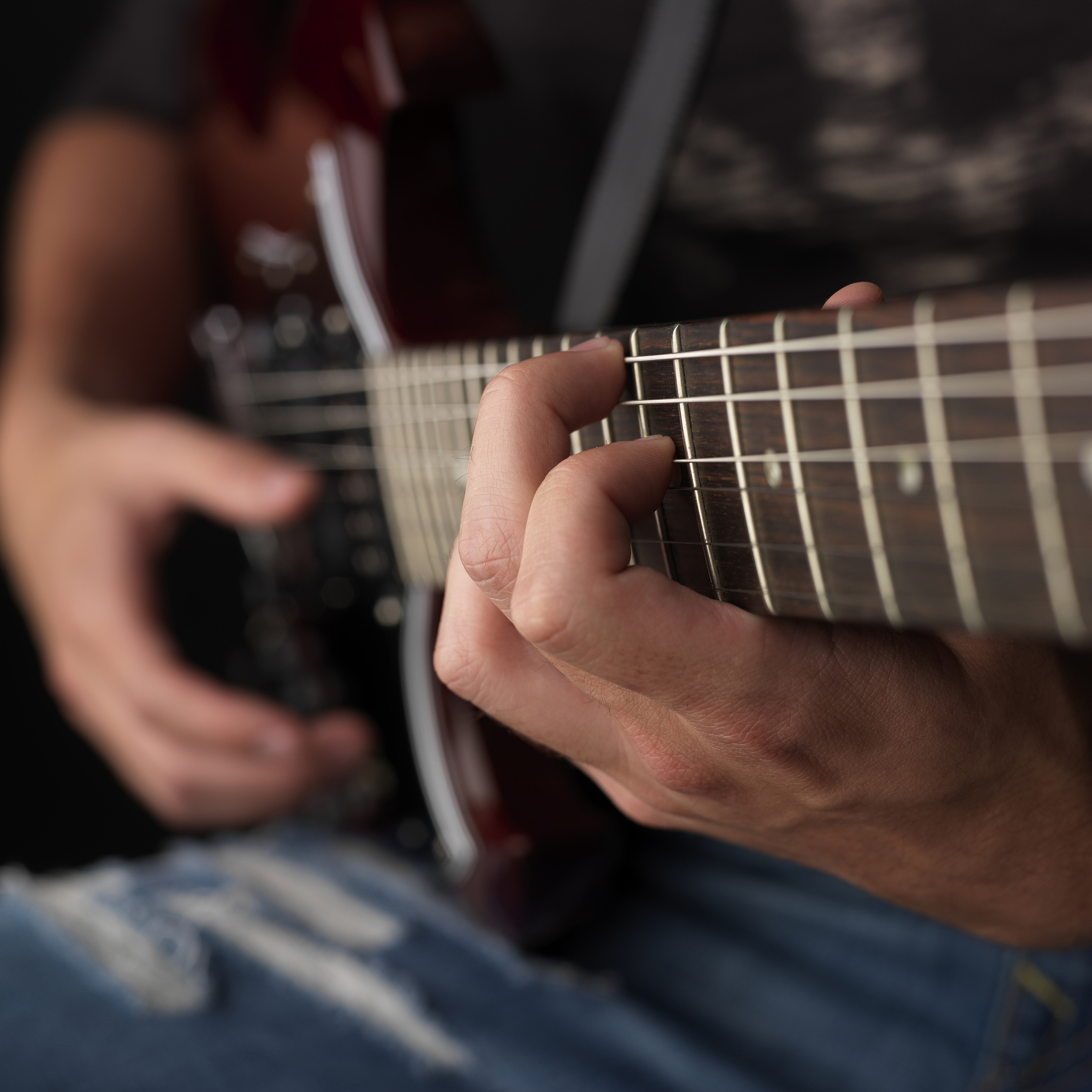 吉他演奏：指尖上的舞蹈与情感的流淌