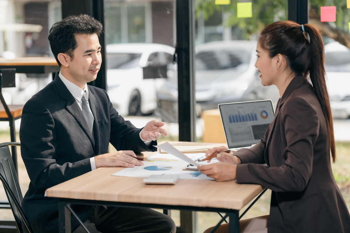 银行经理生涯人物访谈--职业访谈表可参考以下指引进行：【生涯人物访谈的准备】1、 邀约：向受访者说明你在正在决定进入这个行业希望听听某些人对这个职业的感受2、 通过询问证实该人的职务3、 表现出能够与该人交谈令人非常高兴4、 提及你已经了解到该行业和该公司信息 以及职位的基本信息 不要毫无准备的去访谈5、 询问是否可以占用该人一点时间说明具体的时间6、 争取把访谈地点定在他的工作现场这样你可以感受