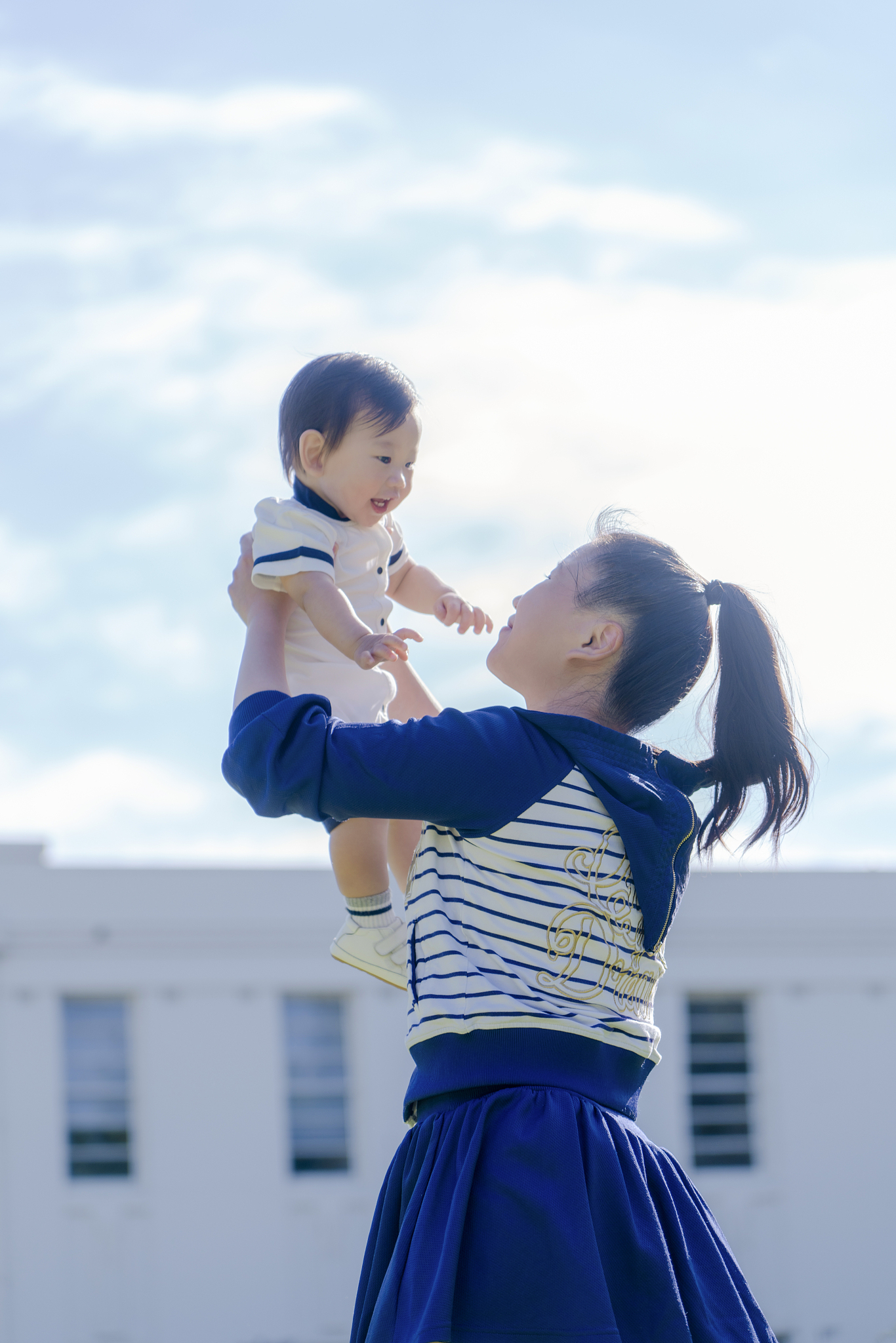 文学家请编写一部童话故事。请注意要用关键词爸爸庹飞妈妈宁云云大女儿庹艺萌小女儿庹艺馨奶奶杨正琴