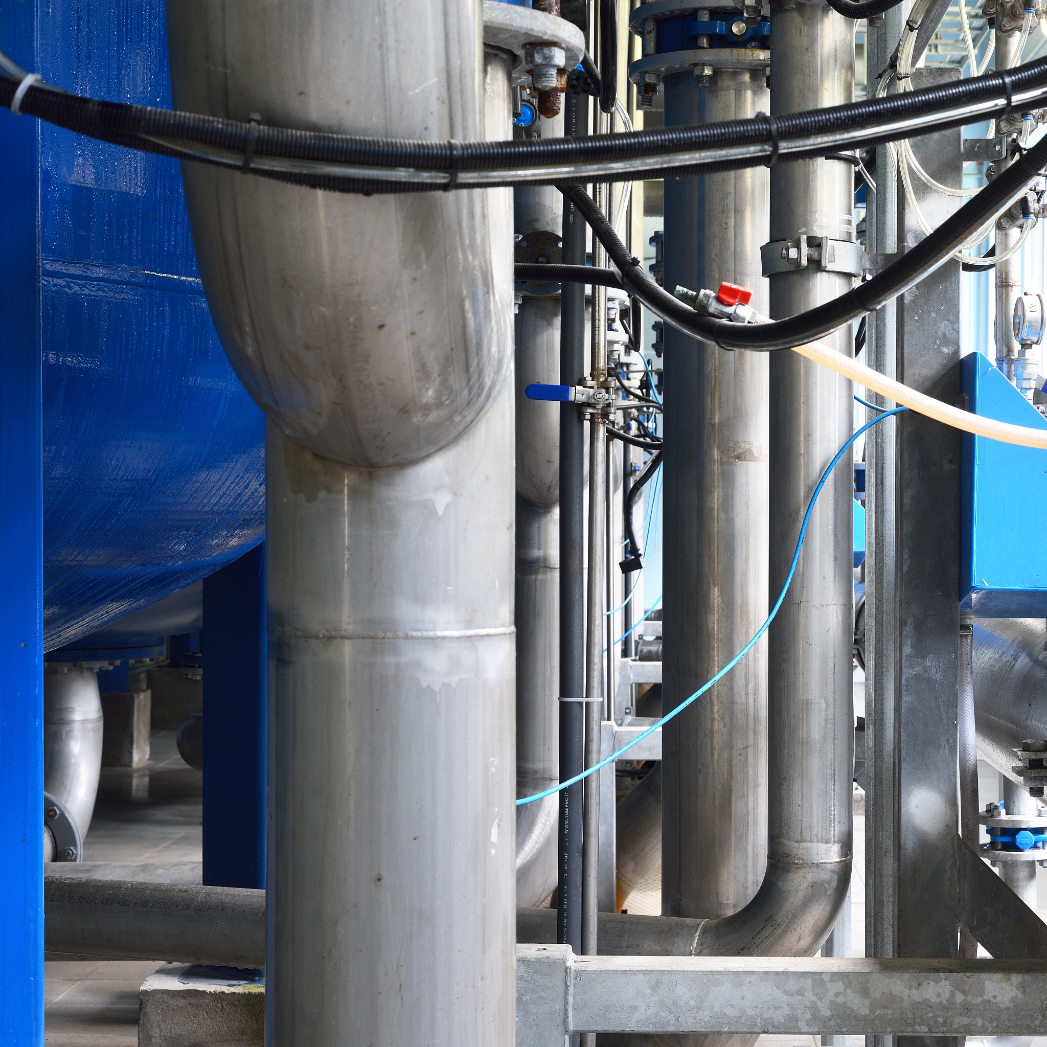 用自己语言来对以下话降重尽量保持字数不变：水位过高的造成原因就是控制的不够精准还有蒸发量小于进水量还会使压力变小；由此热水会对锅炉管道的冲击力上升冲击力过高的时候会造成管道和用户设备出现损毁。水位过低的时候会形成锅炉下降管中没水让锅炉的水循环系统遭到打破进而锅炉受热的面积受损发生重大意外时会发生爆管的现象。