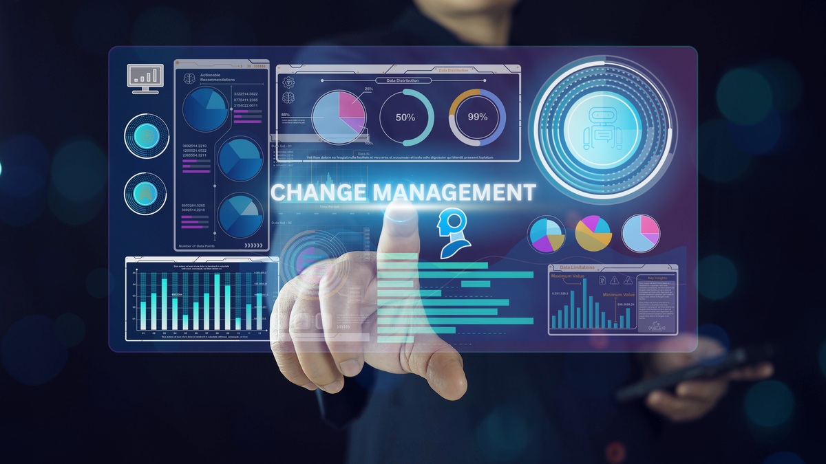 随着数字化技术的不断提高数字化行政执法平台不断落实和开放使用通过运用大数据、物联网、云计算、人工智能等技术执法的速度和效率也得到了极大的提升。这句话意思不变换一种方式怎么说？