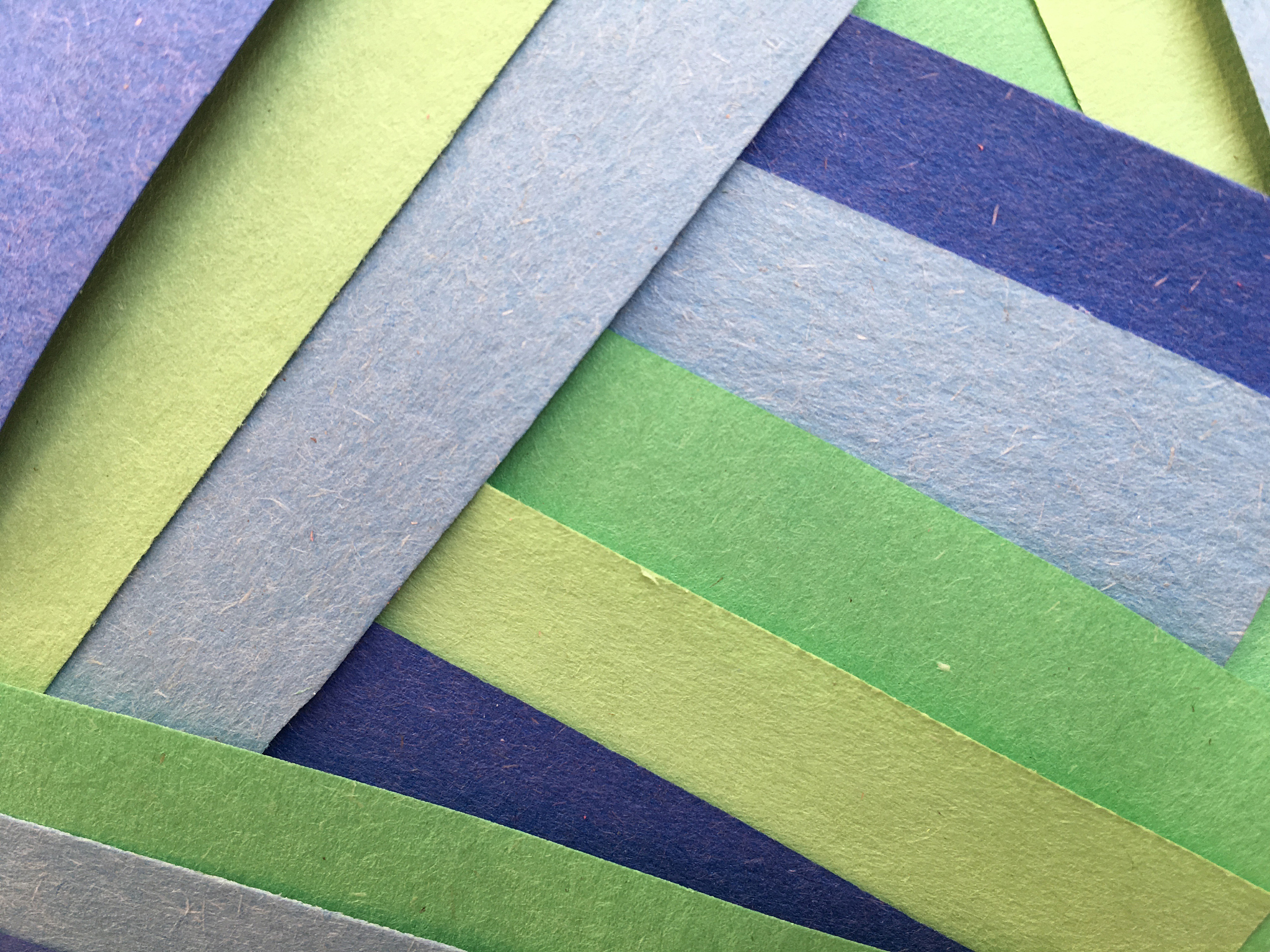 请对论文《浅谈混凝土冬季施工质量保证措施——以拱极东路项目为例》的国外文献综述进行写作其格式为：作者+年份+观点：