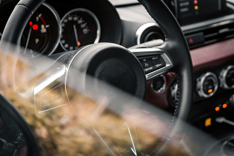 产品 翻毛皮方向盘套 支持所有车型带汽车logo写一份facebook推广贴文购买点清晰