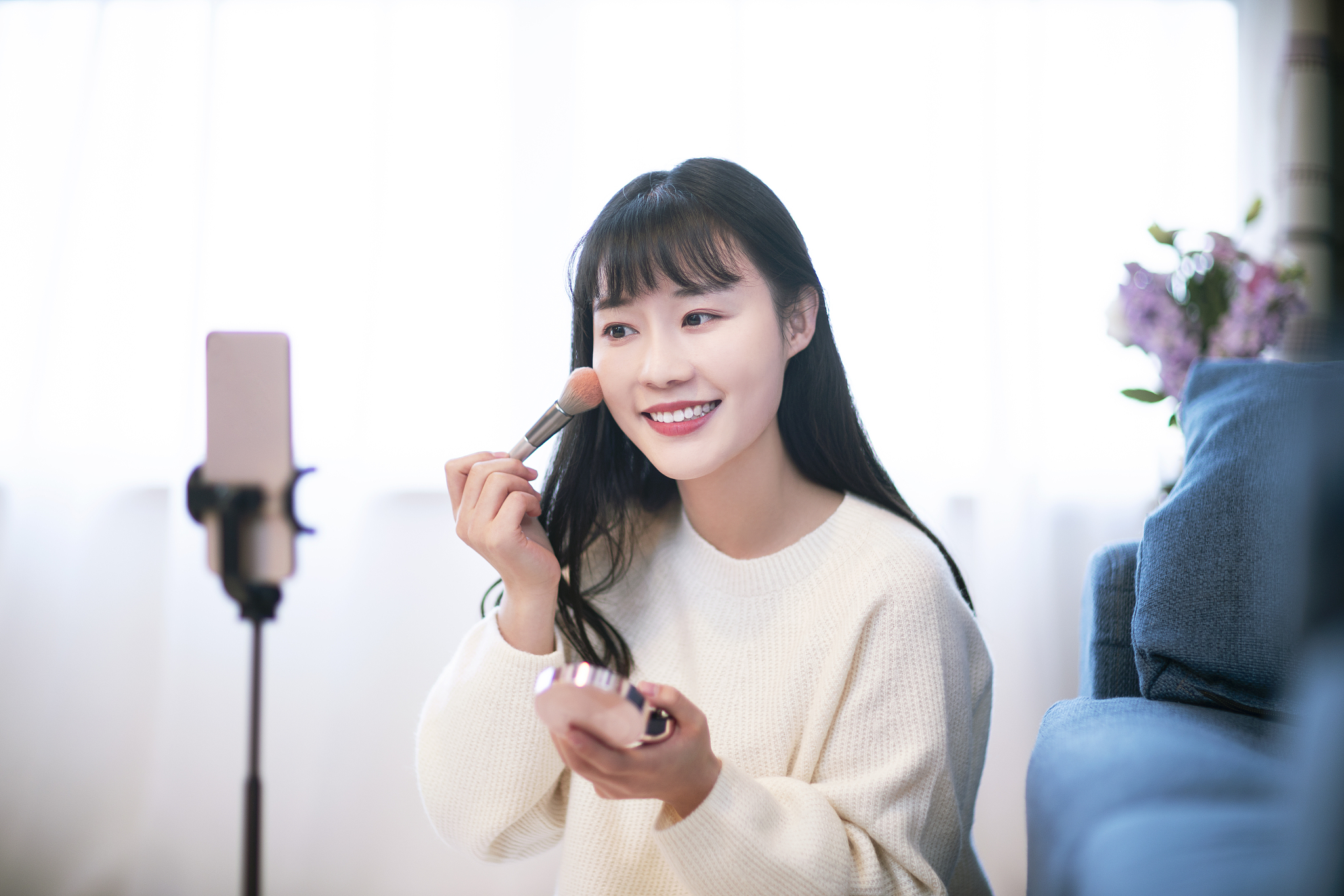 年轻女士在家网络直播教化妆