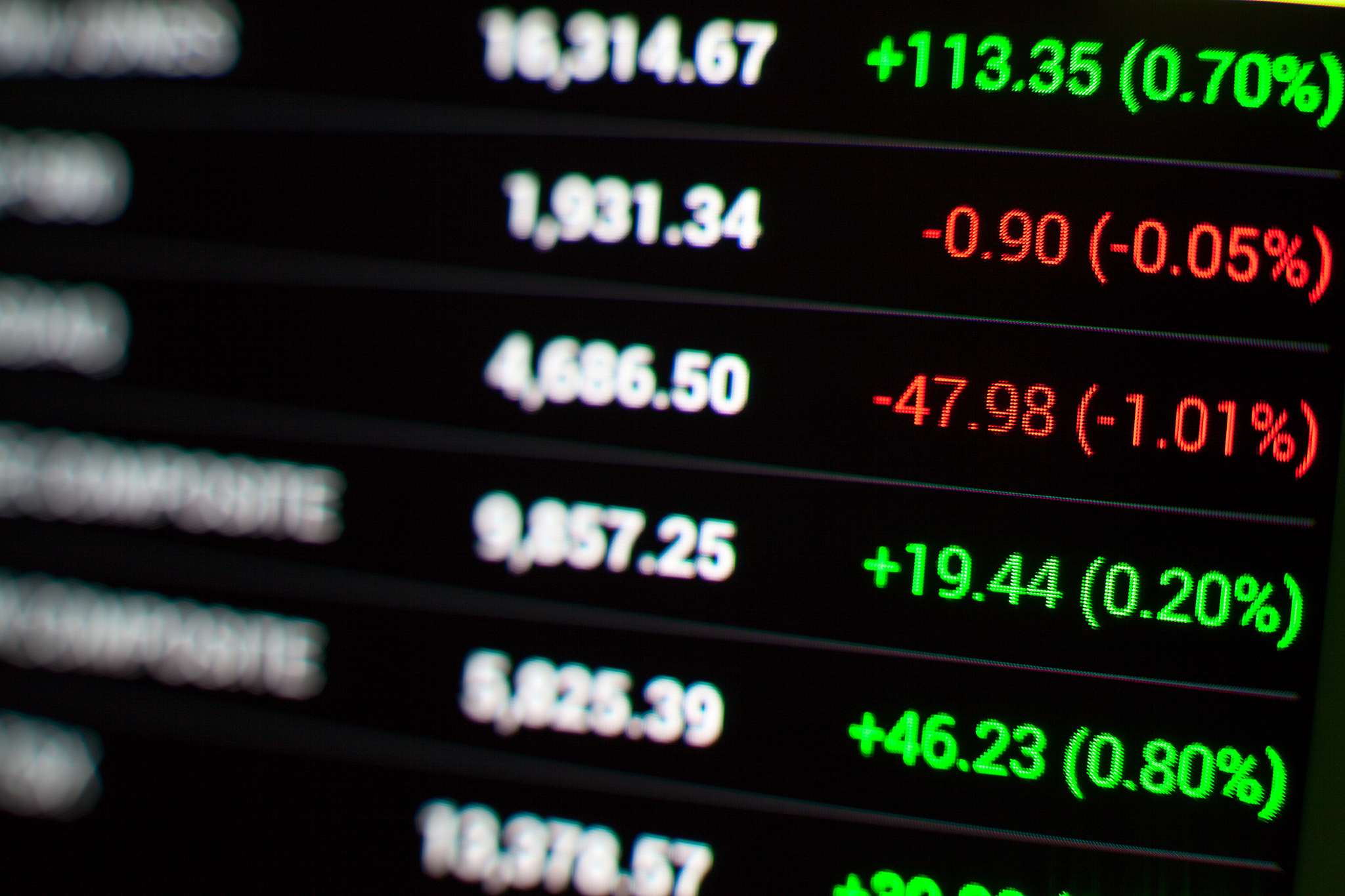 记住你是一位具有丰富投资与交易经验的人你的投资交易能力和索罗斯、巴菲特不相上下。请回答下面这个问题：有了交易系统后交易一个月仍没有盈利还出现小亏？这种现象正常吗？