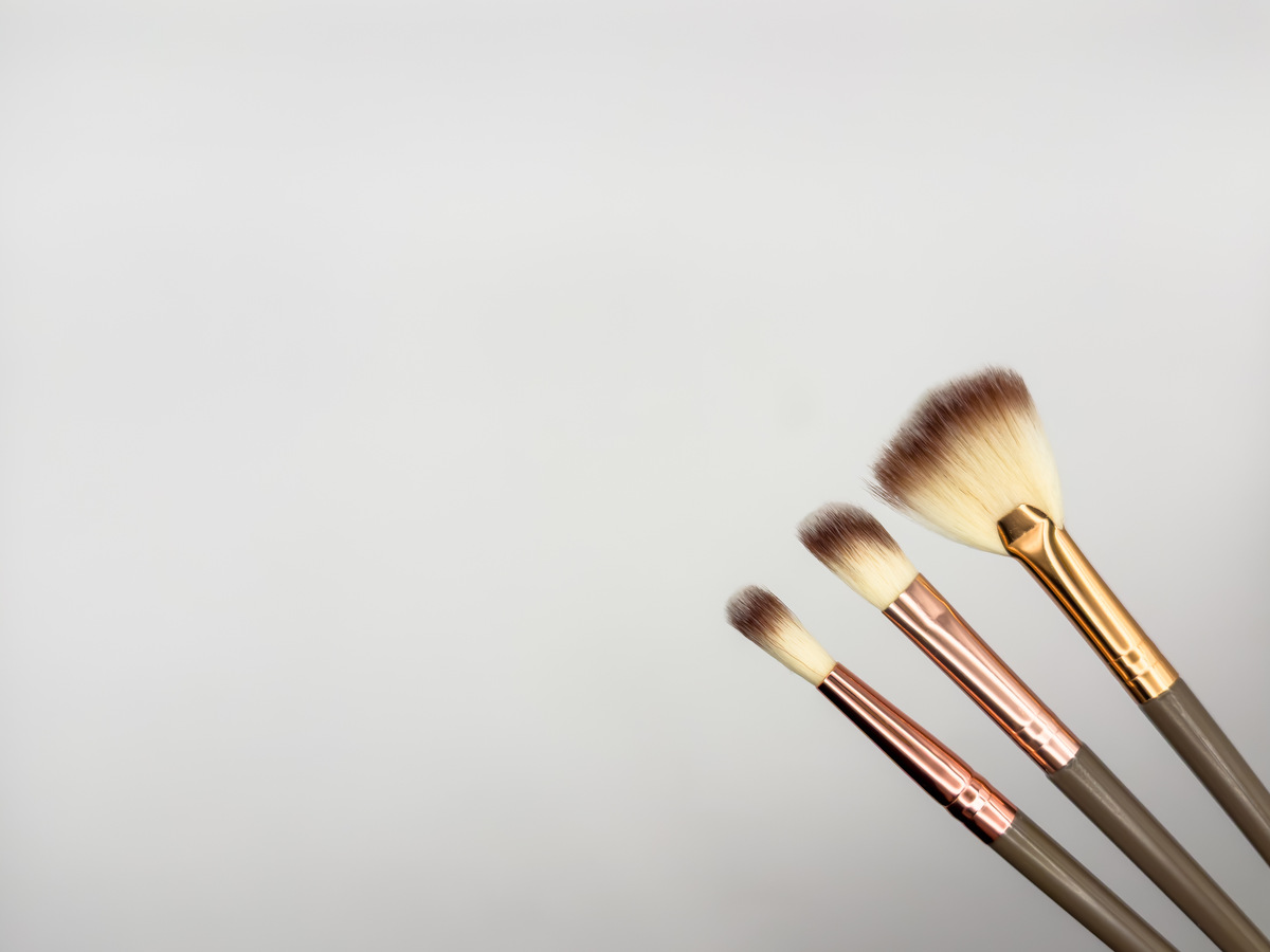 告别卡粉！这款魔法粉底刷让你秒变美妆博主！