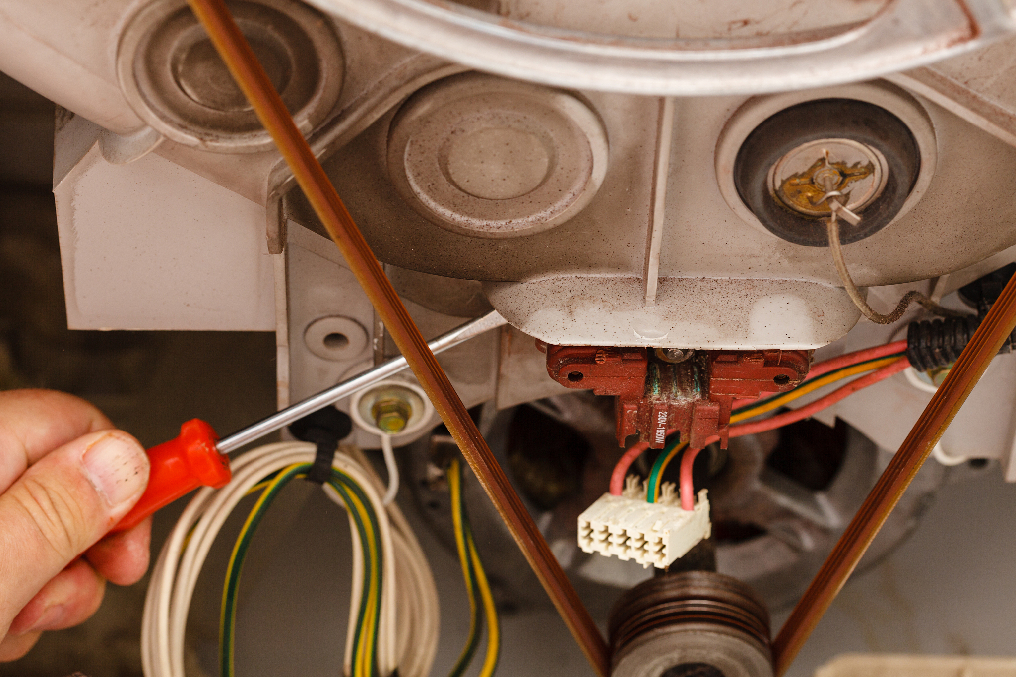 全自动洗衣机在进水、洗衣、排水和脱水等过程中通过水位开关、电磁进水阀和电磁排水阀的协同作用实现了自动控制。其中水位开关用于控制进水到洗衣机内的高低水位而电磁进水阀则起到了通断水源的重要作用。当需要使用或检修洗衣机时可根据实际情况来调节其开闭时间。在进水的过程中电磁式进水阀会自动启动将水有序地注入桶内。换一种说法