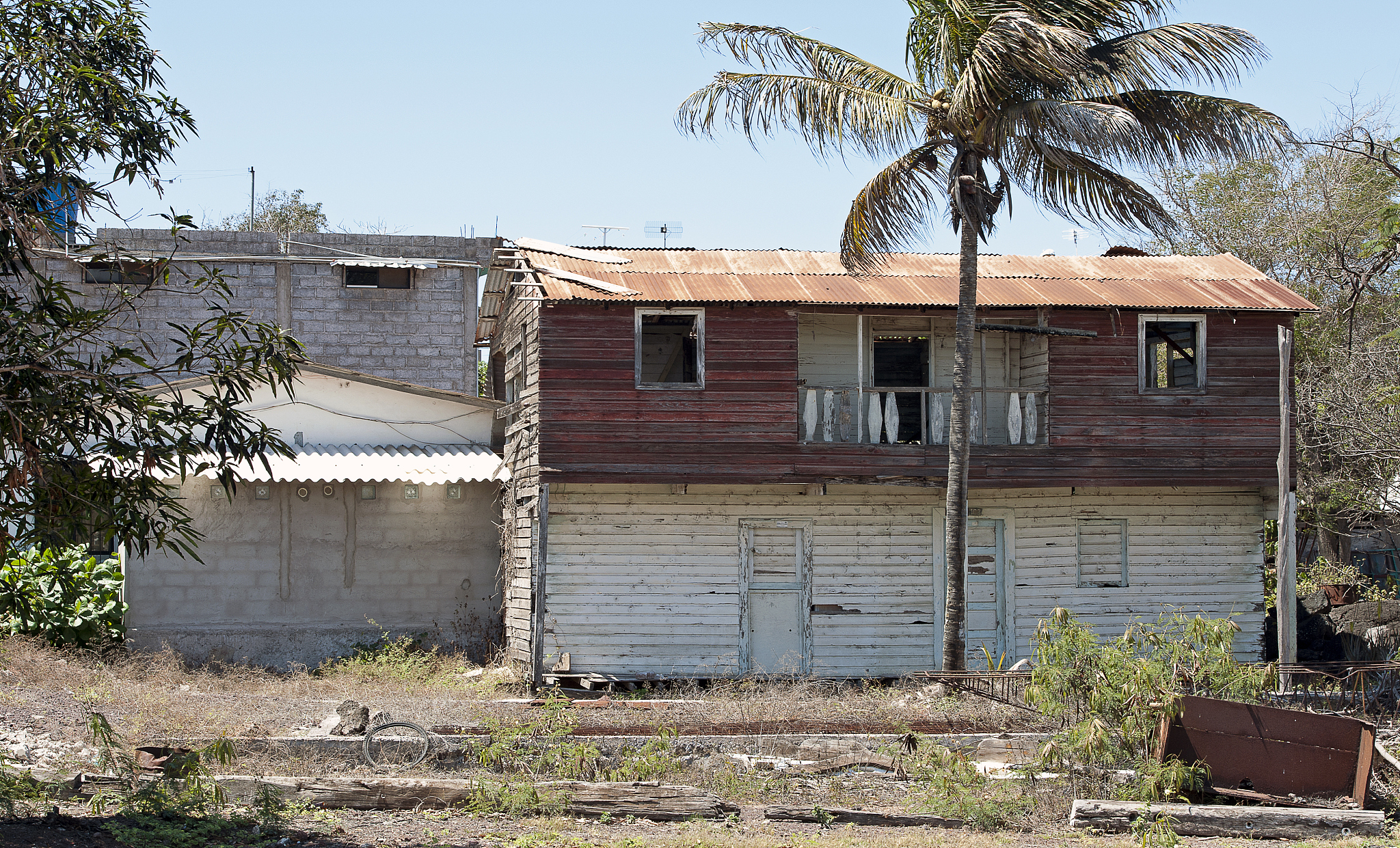梦见很多一排平房是自己的,房前取土不让他们取了