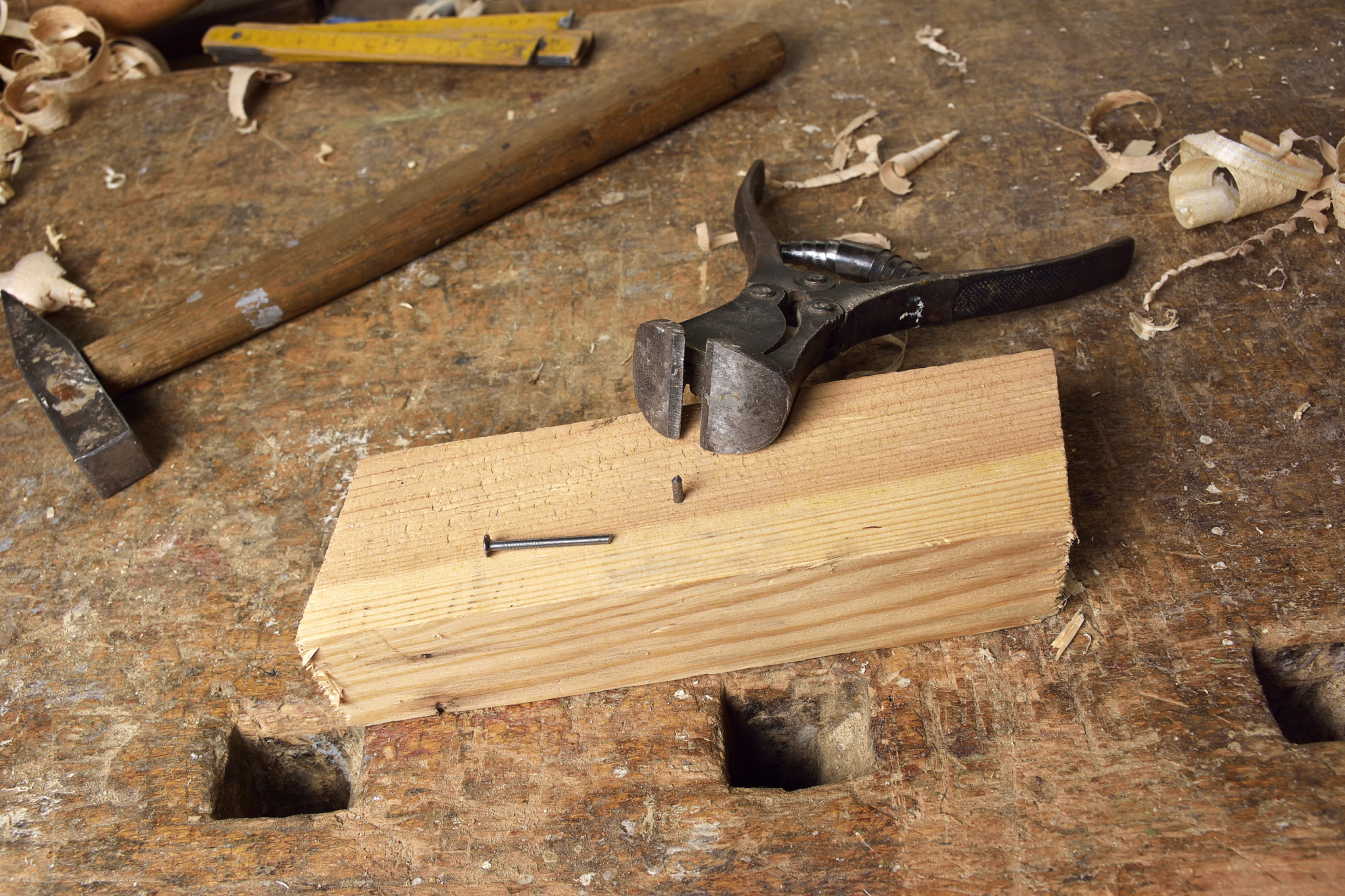 电锯开木头打一成语：简单粗暴，效率至上