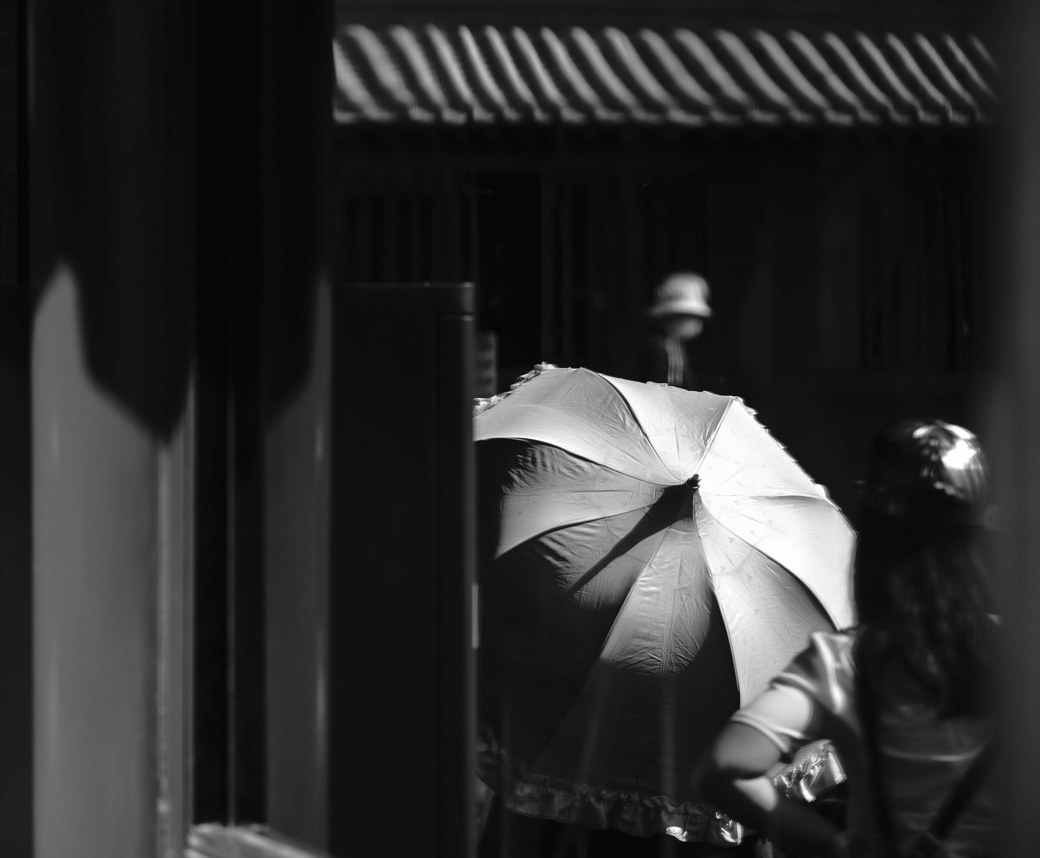 古诗：别人撑伞我淋雨，独自徘徊心忧愁