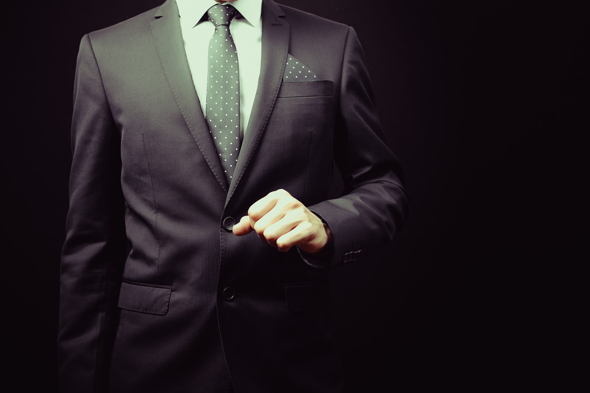 帮我写一个黑色西装套装文案场景是在河边突出帅酷的特点