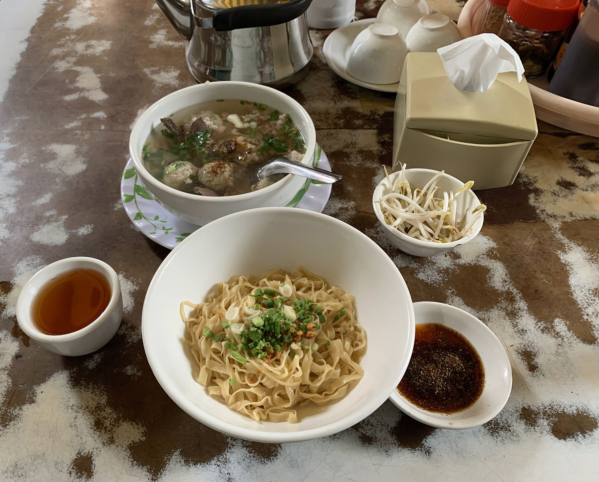 写一段关于漏鱼儿面食制作过程的文案80字