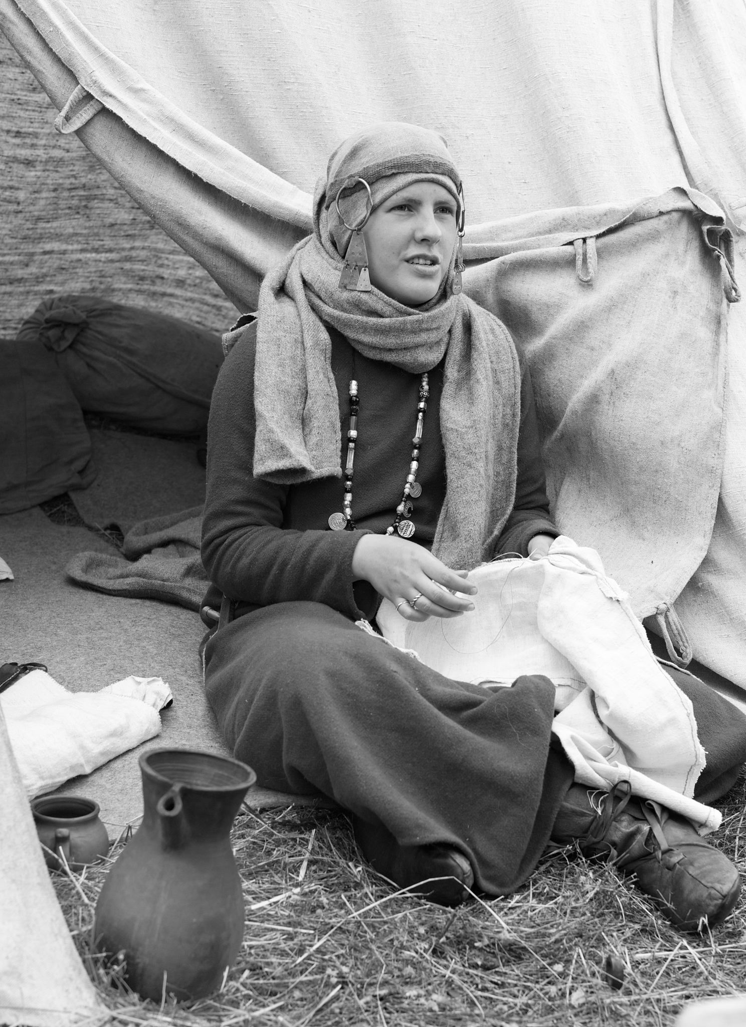 请你从一下这几个角度去剖析Steve McCurry的摄影作品《阿富汗少女》1、第一印象2、影调3、光线4、景别5、机位6、构图7、色彩