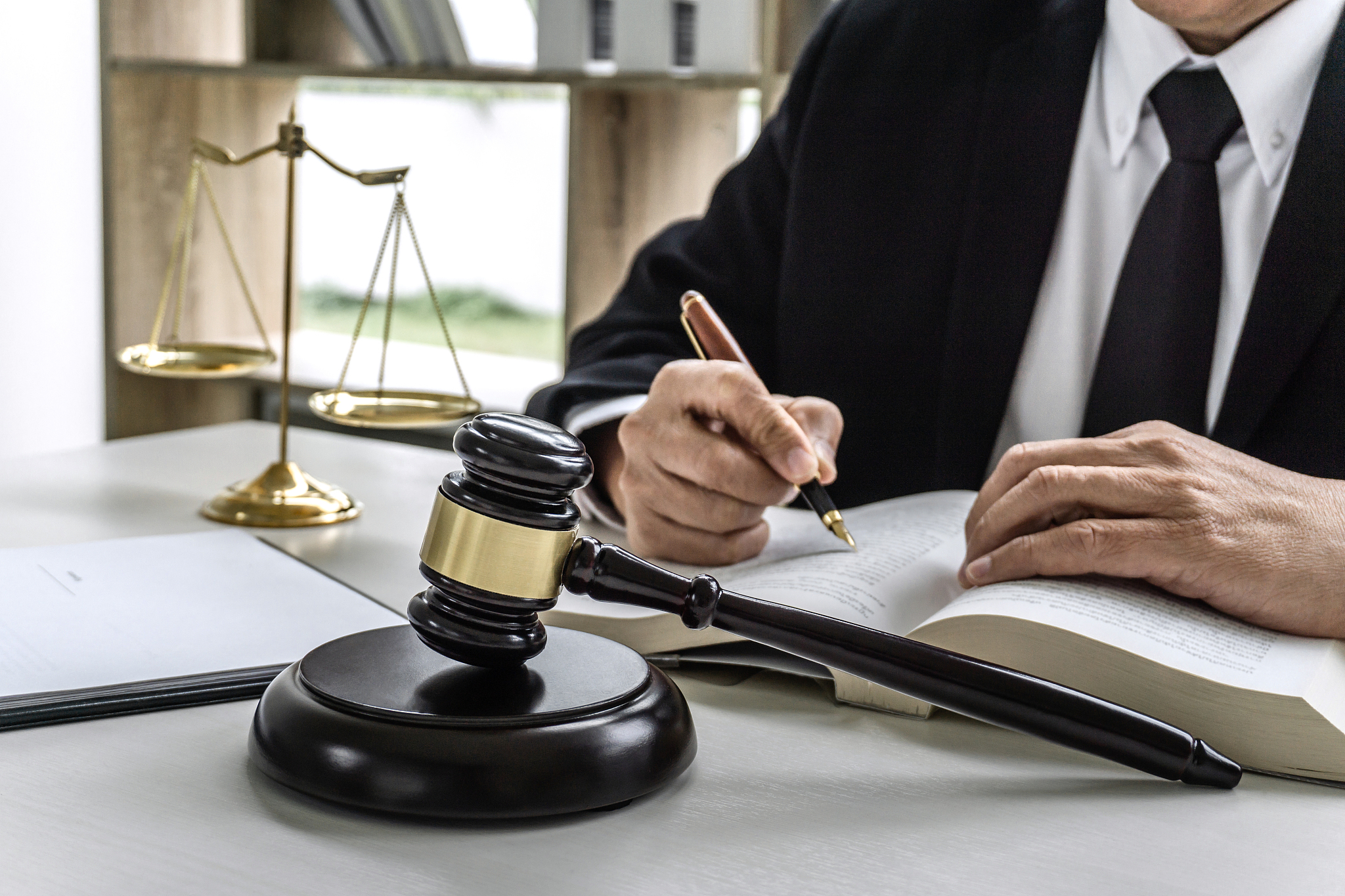 刑事案件律师怎么选？资深律师团队保驾护航