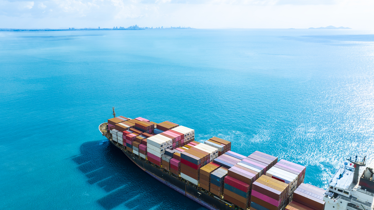 请用1000字概括国内外对班轮运输的特点研究