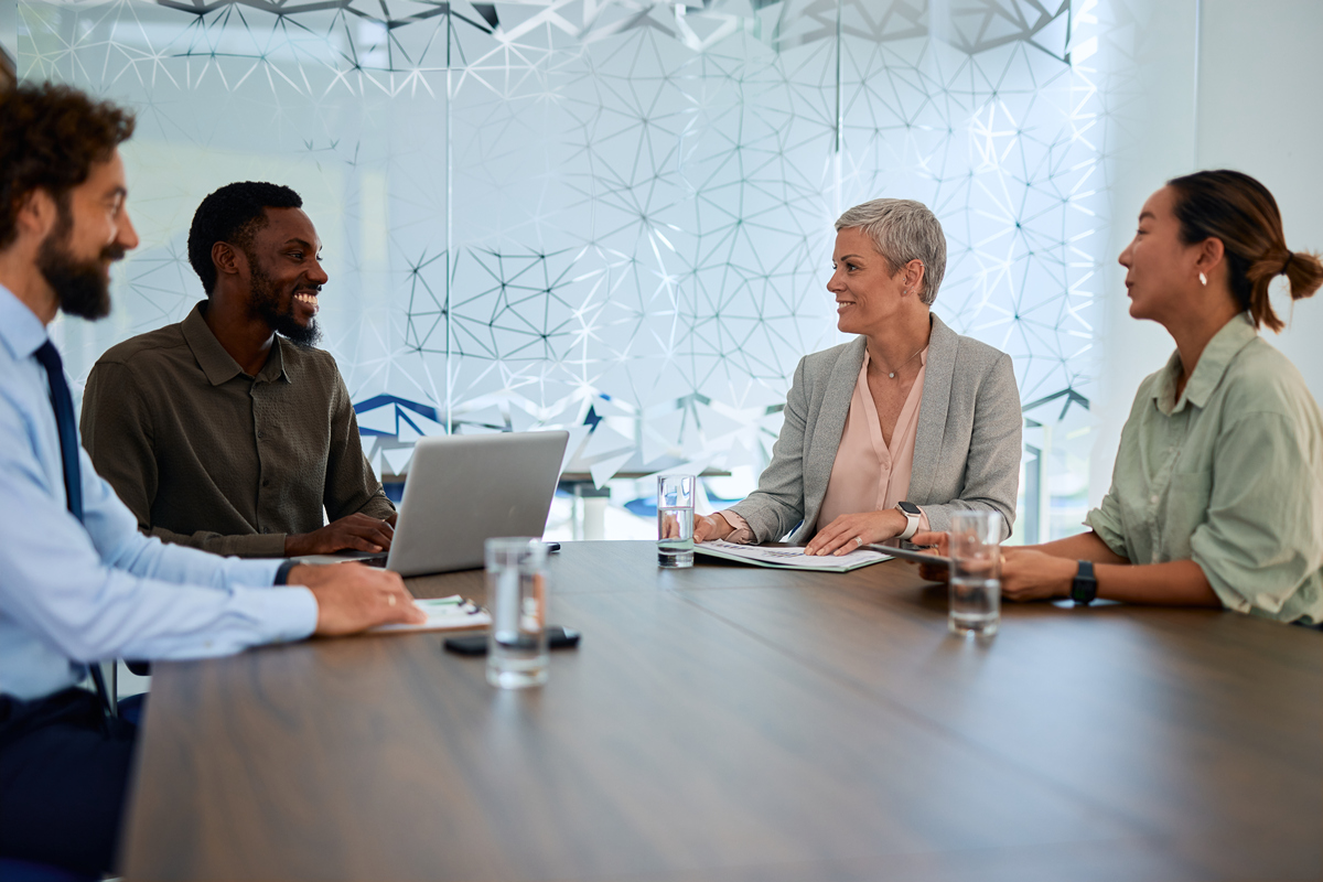 用英语写一个会议结束助理送别客户的二人对话场景时长两分钟