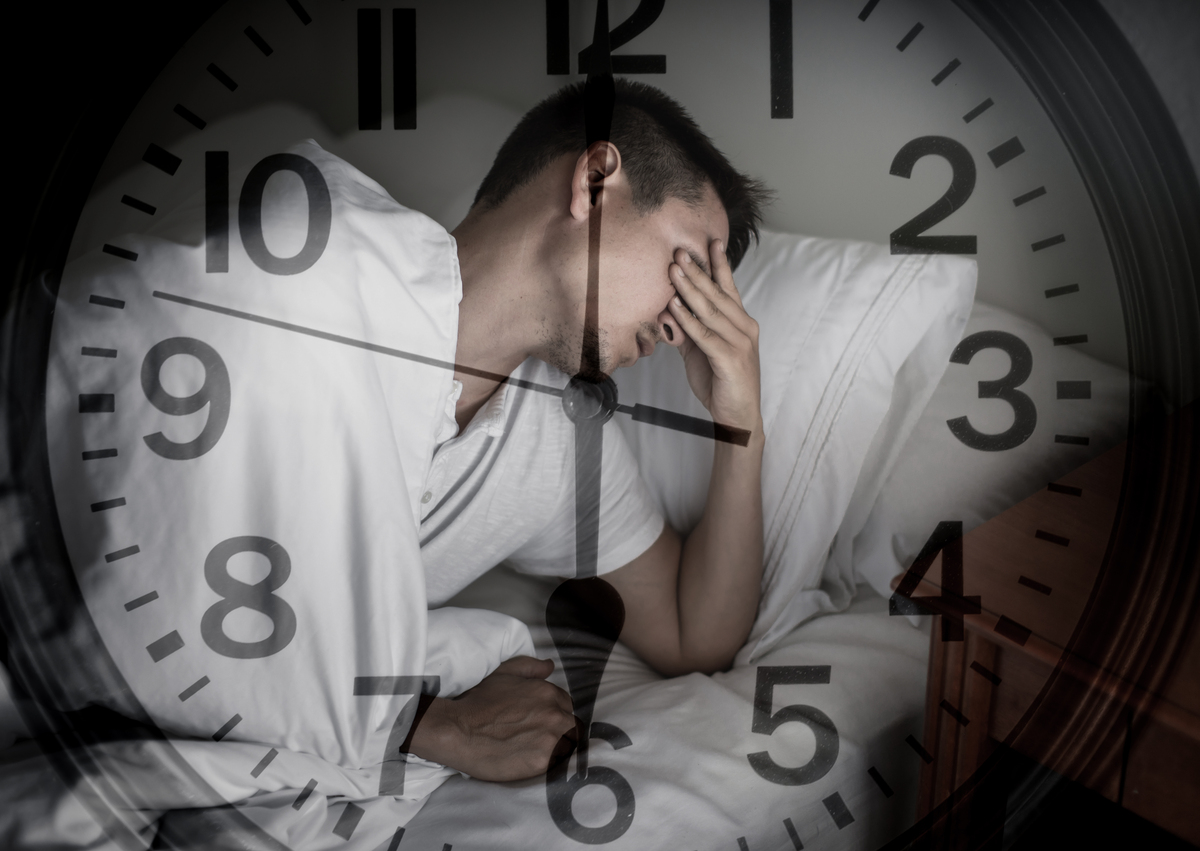 失眠之夜后疲惫地醒来的男人.失眠和睡眠呼吸暂停概念.