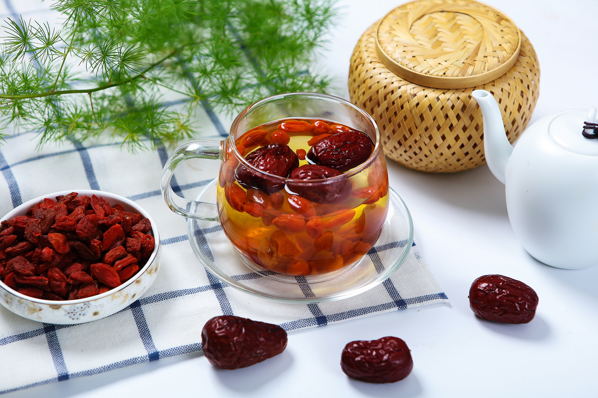 龙眼当归枸杞茶的功效与作用 - 滋补养颜，改善女性健康