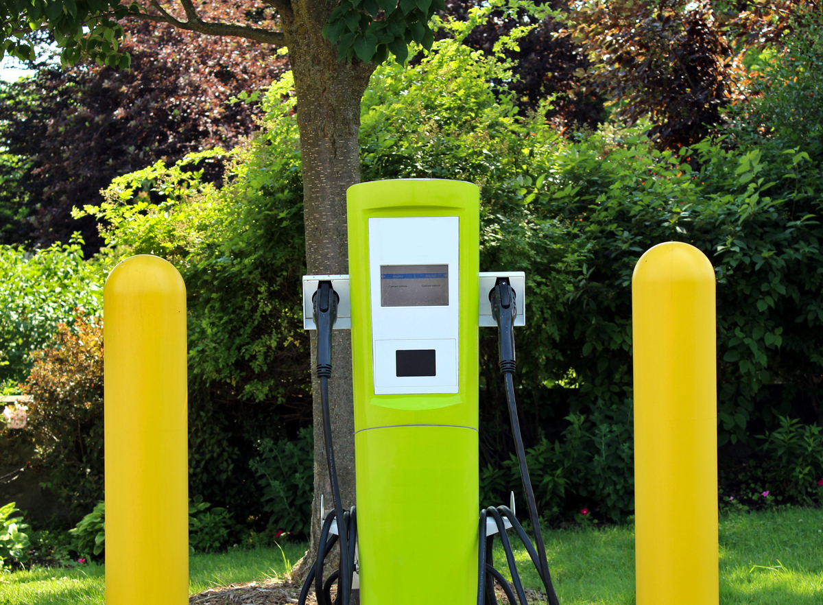 园区电动车充电桩安装进展：设备已配送，待天气好转后安装