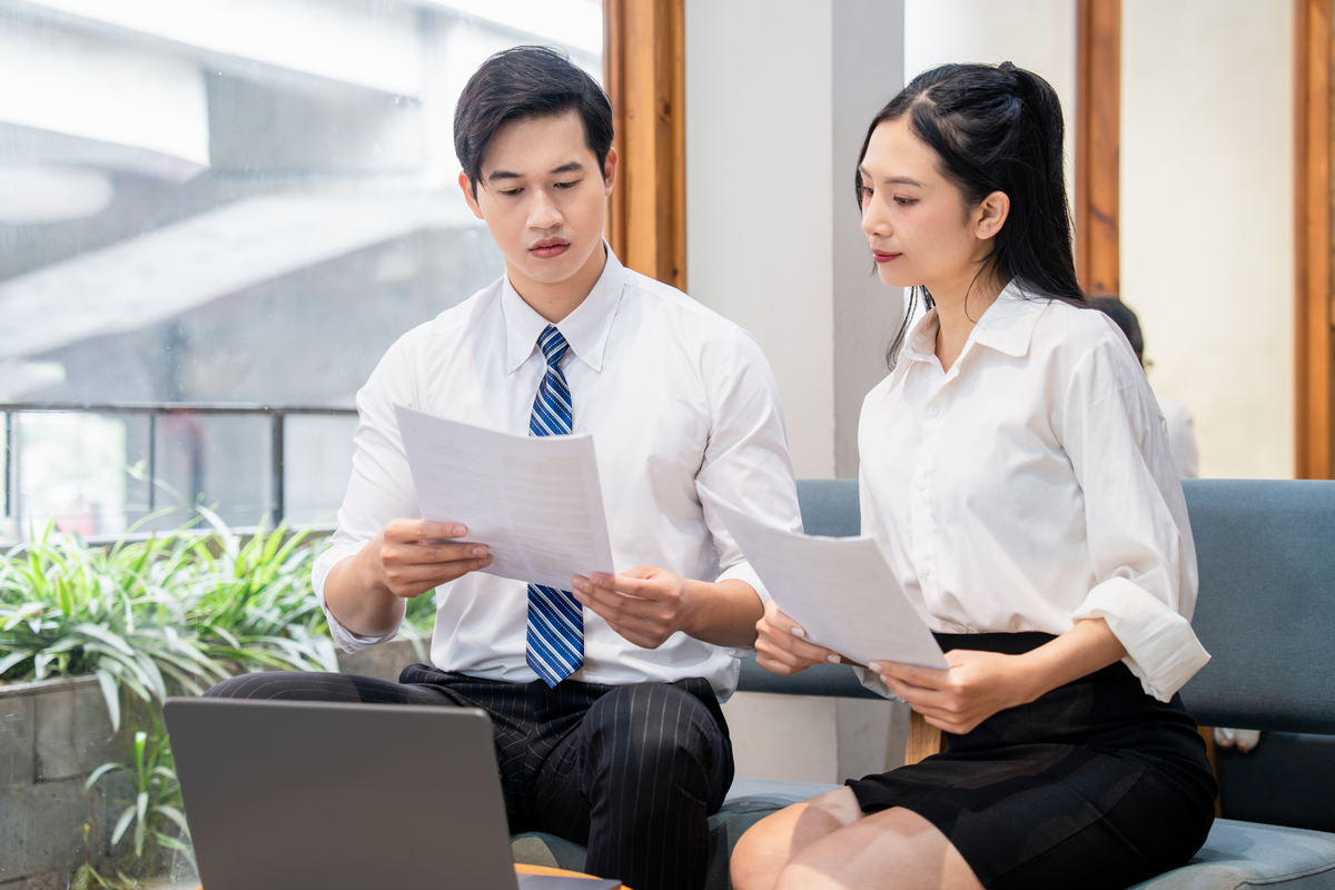 扮演一名职场博主写篇500字：职场新人必读：如何成功适应公司文化