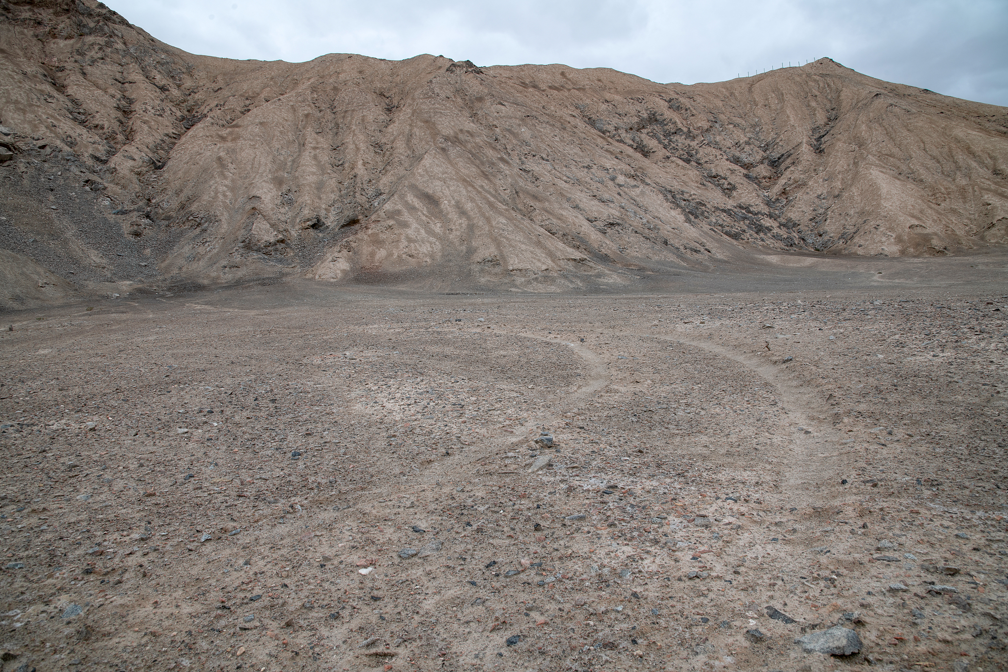 dirt road along qinghai-tibet highway