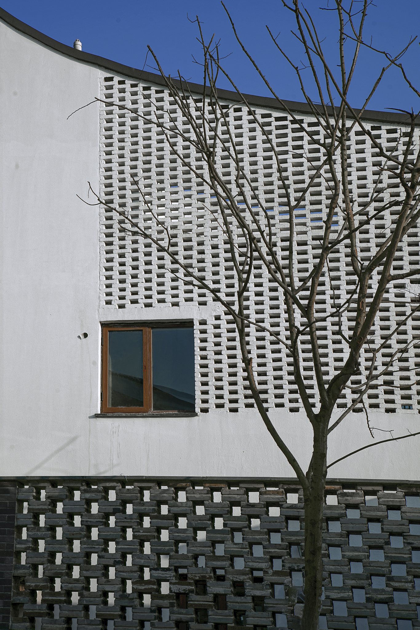 古村落自然风建筑设计取名：瓦片、木材与片墙，屋顶开洞，树木伸出