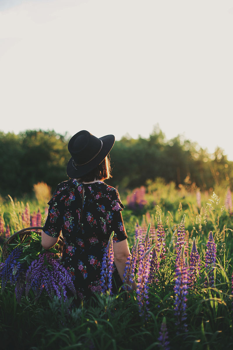 写一首表达平静情绪的乡村中文歌曲歌词表达的主题为失恋。歌词结构为verse1、verse2、Pre-Chorus、chorus1、chorus2、verse3、verse4、Bridge、chorus3、chorus4结构完整性温度值为2。建议歌词结尾以aiwai押韵温度值为01。保证chorus1、chorus2、chorus3、chorus4歌词不重复此要求温度值为1。歌曲主题、歌曲名、歌词与