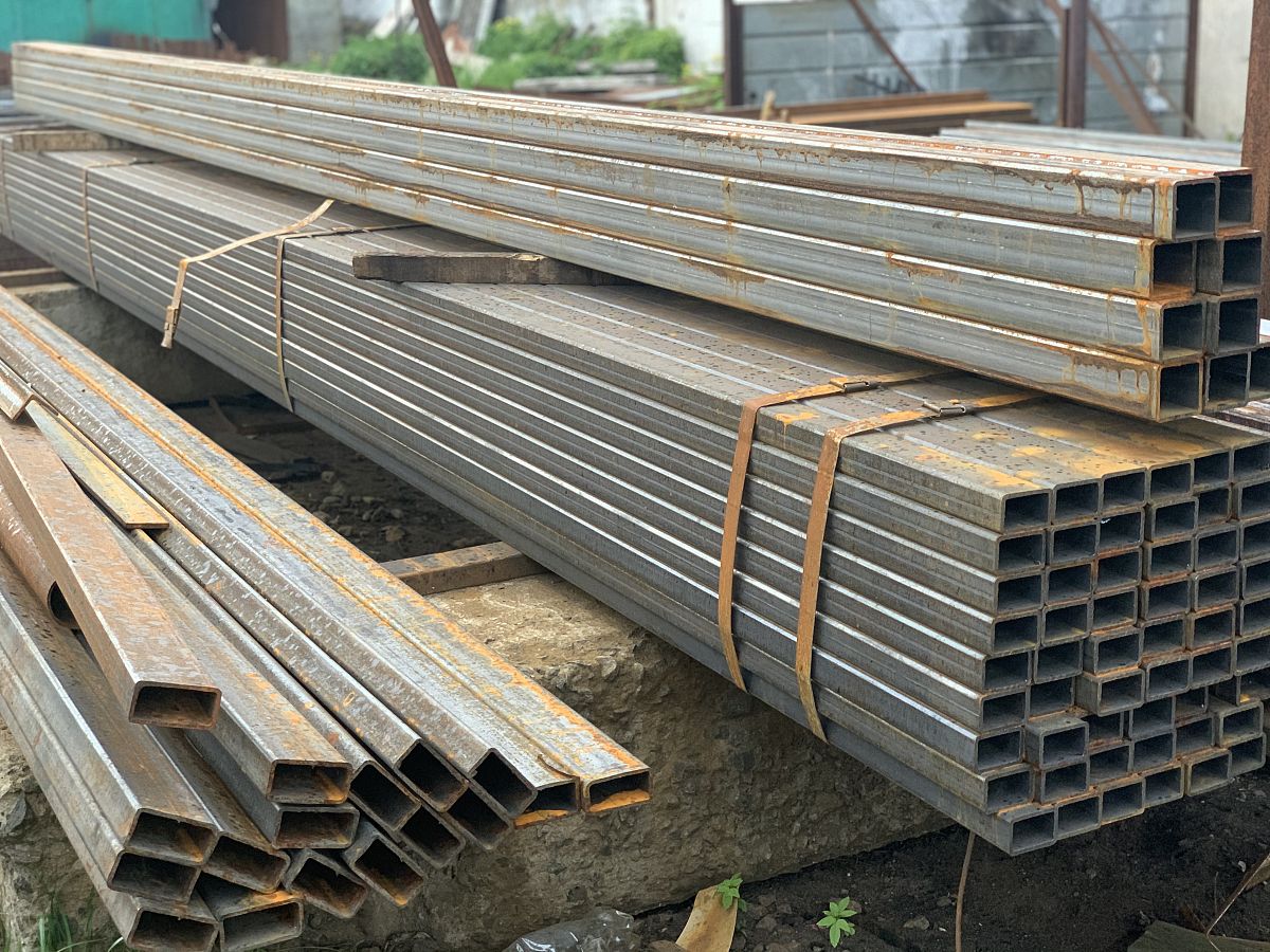 长度8来用多大规格的矩形钢 用250字帮我描述