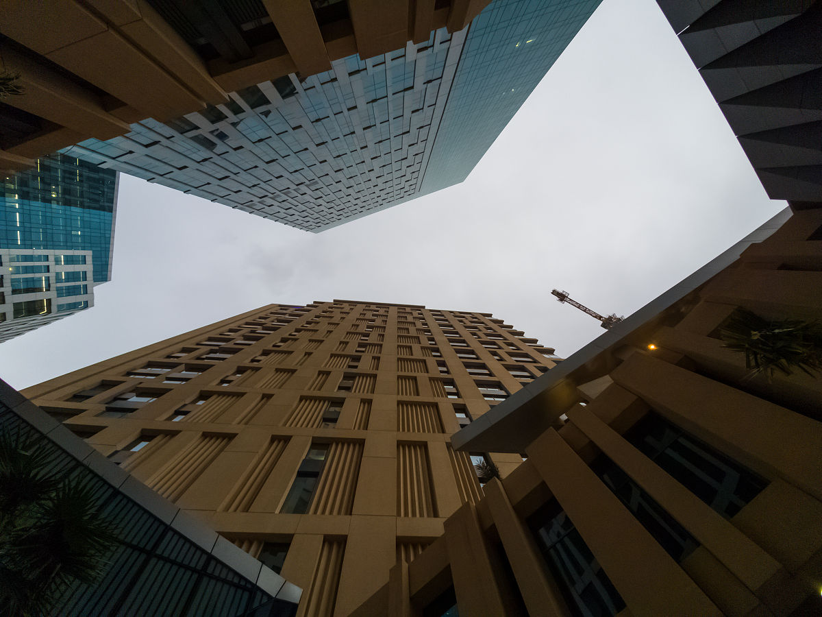 请利用以下信息编写出一段中文短段落：ZAWYA5月30日报道沙特于29日正式发放了四个新经济特区许可证。新的经济特区分别位于利雅得、吉赞、拉斯海尔和阿卜杜拉经济城。投资大臣、经济城市和经济特区管理局ECZA主席哈立德·法利赫在利雅得召开的沙特经济特区投资论坛上颁发了这些许可证。法利赫在论坛开幕致辞中分享了经济特区在支持沙特利用其地区和国际经济协议方面的能力。他表示：我们已经达成了2850亿里亚尔的