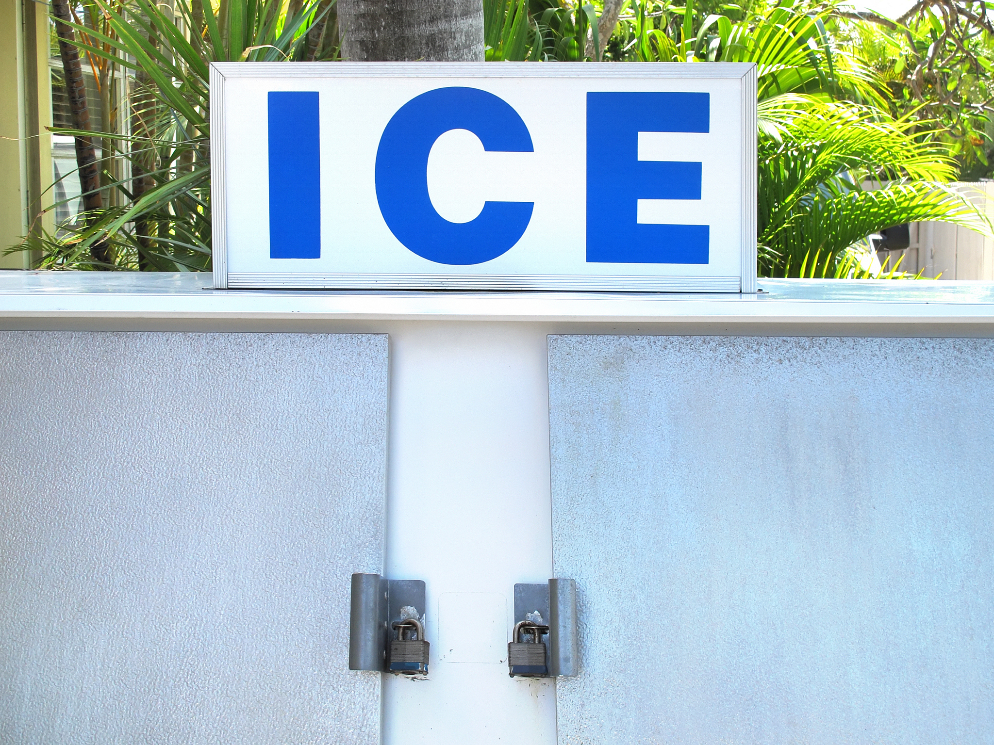 进入《萨尔达传说王国之泪》虽然多了许多如通天术、倒转乾坤等许多实用的新能力但少了前作《旷野之息》的旧能力是不是觉得很可惜又不方便了呢？其实本作就有方法可以达到类似过去能力「制冰器」的效果来让玩家可以轻松又有效率的过河。要是手边没有电风扇、木板是不是渡河就会变得很棘手呢？其实只要把如白色丘丘胶等「冰系物品」投掷至水面就会形成一个方形的浮冰除了既是水上的立足点同时也是重要的余料建造材料。浮冰出现后这时