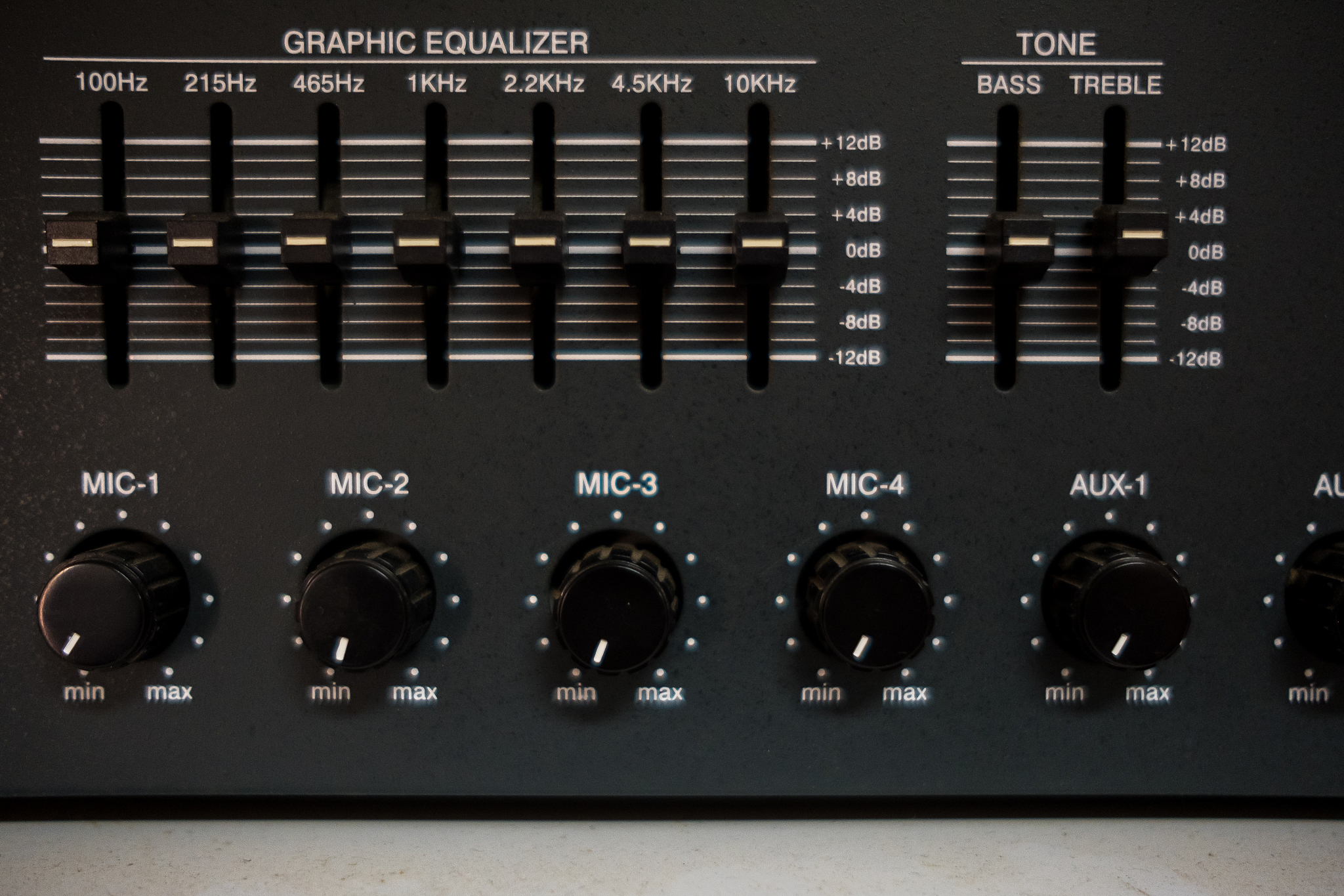 列出常见的音频格式并用数组展现