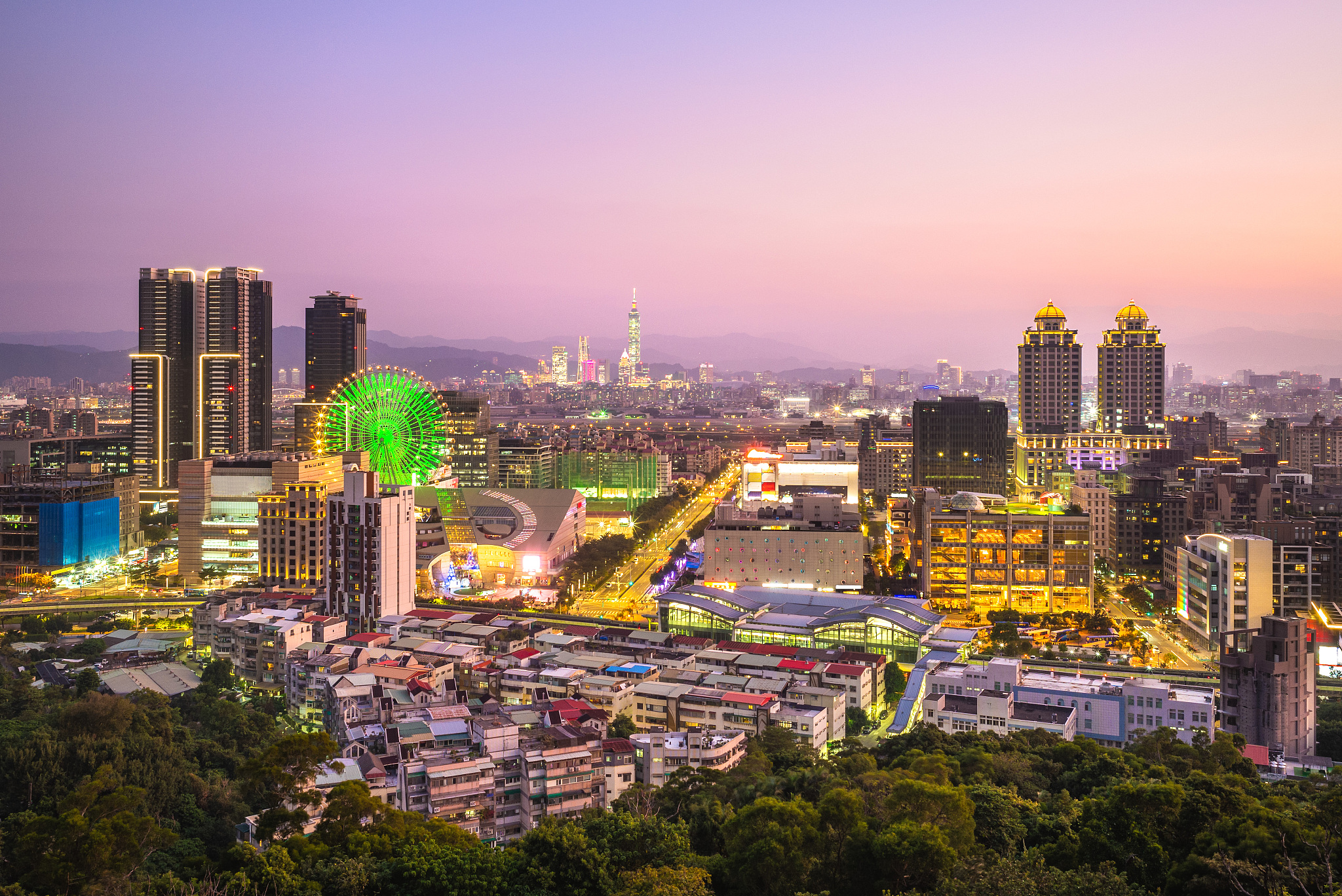 skyline of taipei at dusk