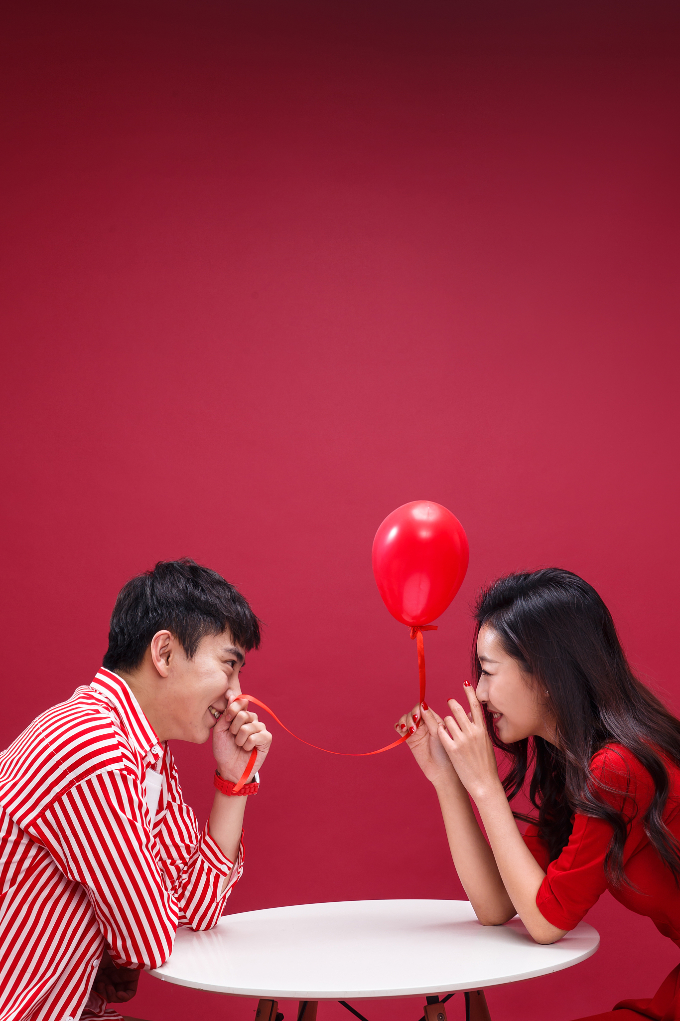 使用情感博主的口吻写篇300字短视频文案：5个让你的爱情更浪漫的惊喜