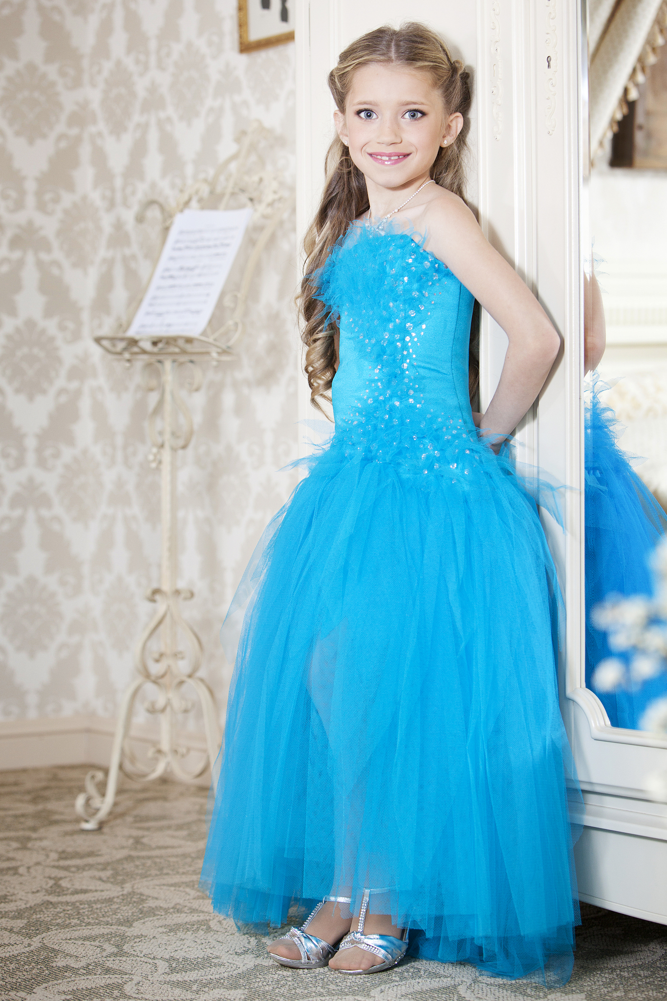 秋季时尚童装穿搭指南：紫色连衣裙、青黄色卫衣外套和墨绿色山系外套