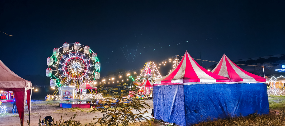 请对北京蟹岛度假村内的湖畔夜市进行优劣势评价