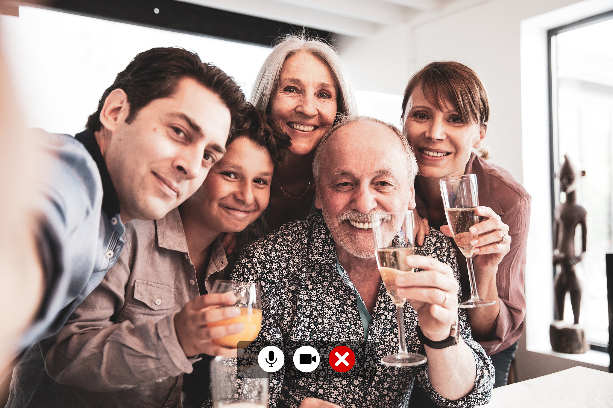 衡量一个人的人生价值主要看他对社会和他人所做的贡献？