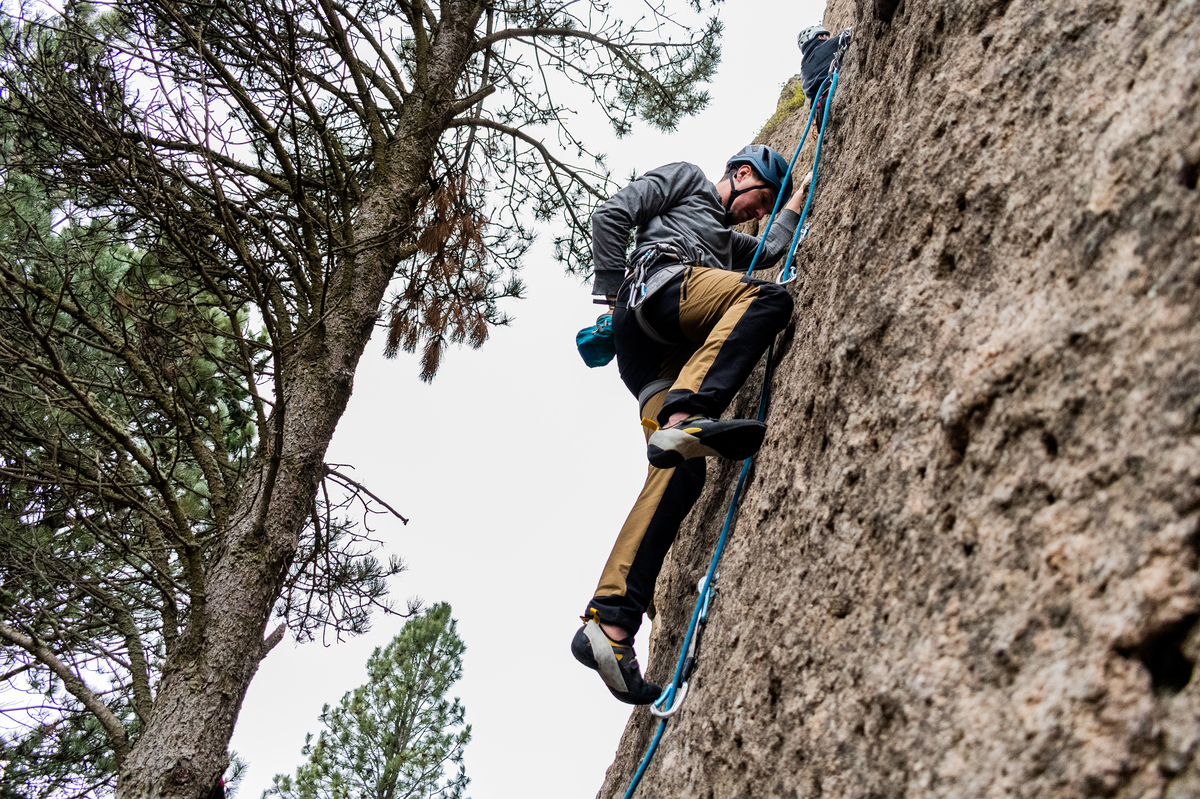 绳索攀爬户外运动名称：攀岩、登山等