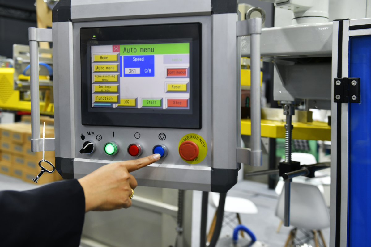 注塑机控制屏幕开关模位置异常：重置警报后位置不变