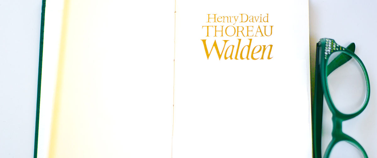 《瓦尔登湖》是美国作家梭罗独居瓦尔登湖畔的记录而的散文集描绘了他两年多时间里的所见、所闻和所思。该书崇尚简朴生活热爱大自然的风光内容丰厚意义深远语言生动。修改一下有什么错误