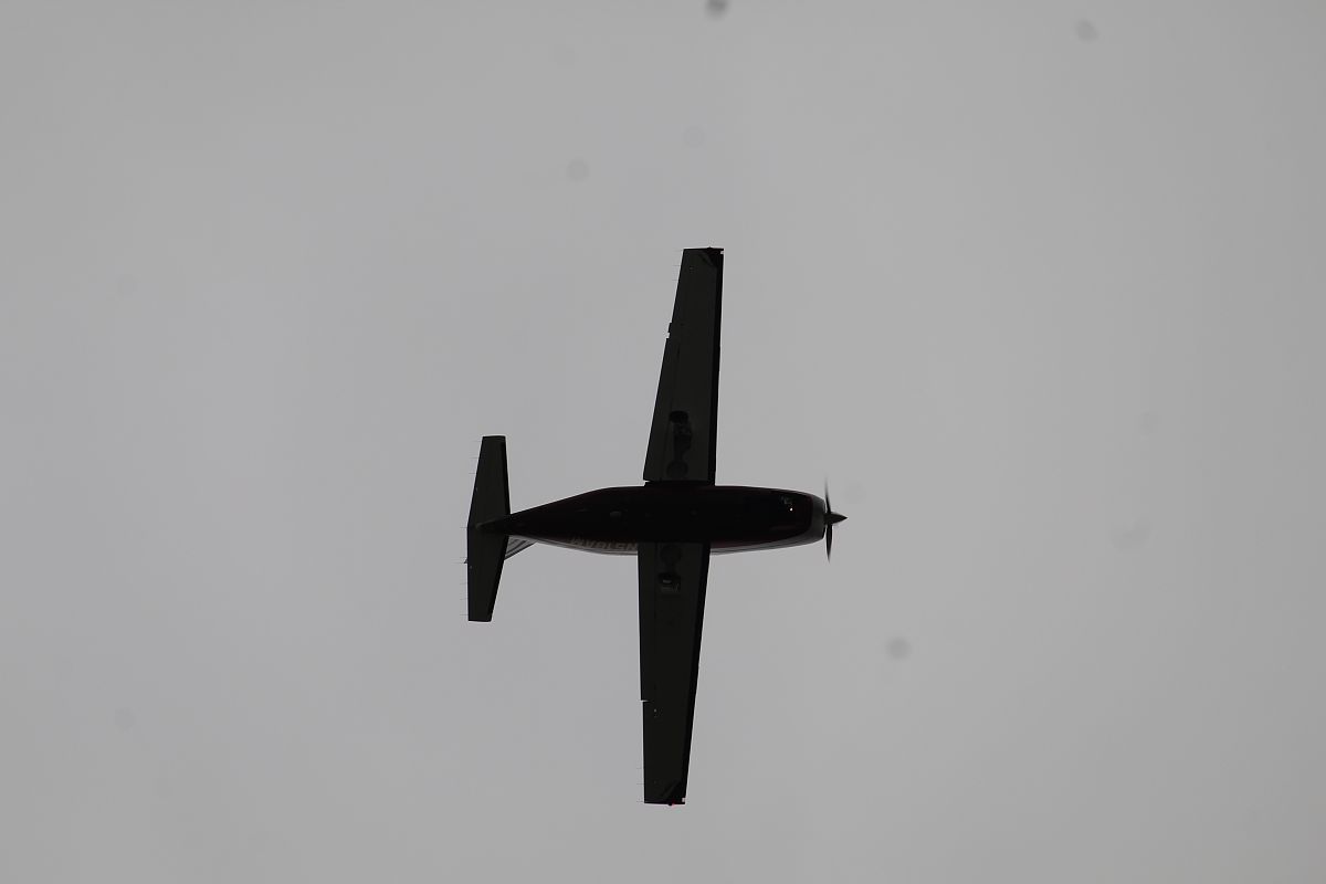 美国V-22倾转旋翼机过渡模式时如果采用自动过渡短舱角跟随速度变化那么如果速度发生波动时短舱角也会发生波动从而导致姿态不稳定鱼鹰飞机是如何解决的