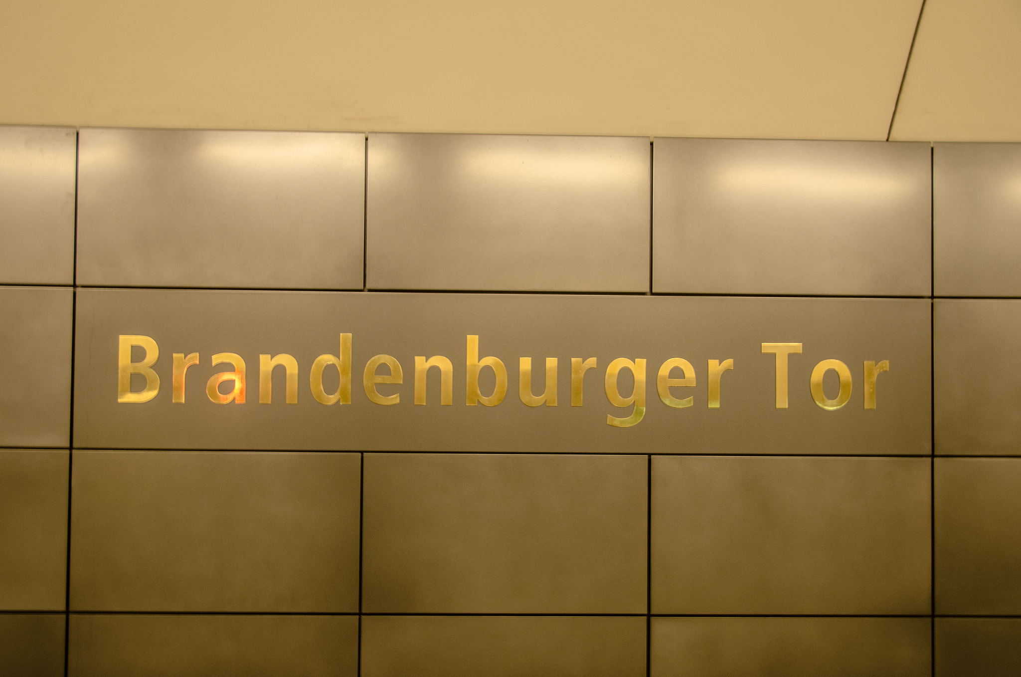 2、A、系统观察B交谈护理D记录3、跌倒、坠床等意外事件的处置预案与工作流程		A、患者不慎坠床跌倒护士应立即奔赴现场并迅速通知医生查看。B、医生到场前对患者进行初步判断如测量血压、心率、呼吸观察意识等。C、医生到场后向医生提供患者信息协助医生检查患者全身状况和局部受伤情况。 D、视病情协助医生进行分级处理4、疼痛评估工具有哪些A、Braden 评分量表 B、语言评分法C、视觉模拟评分法 D、数字