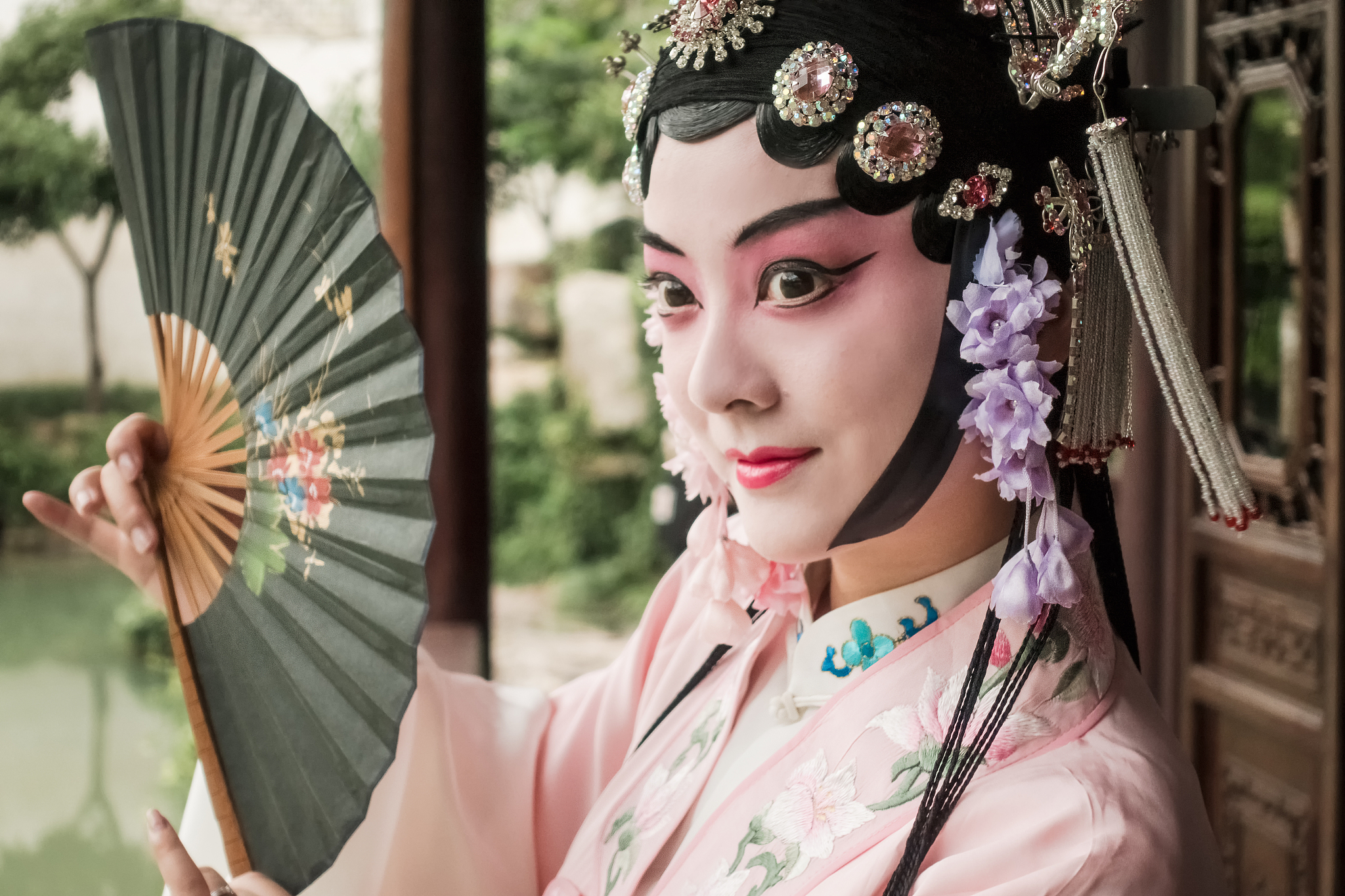 中国园林内演出的戏剧演员
