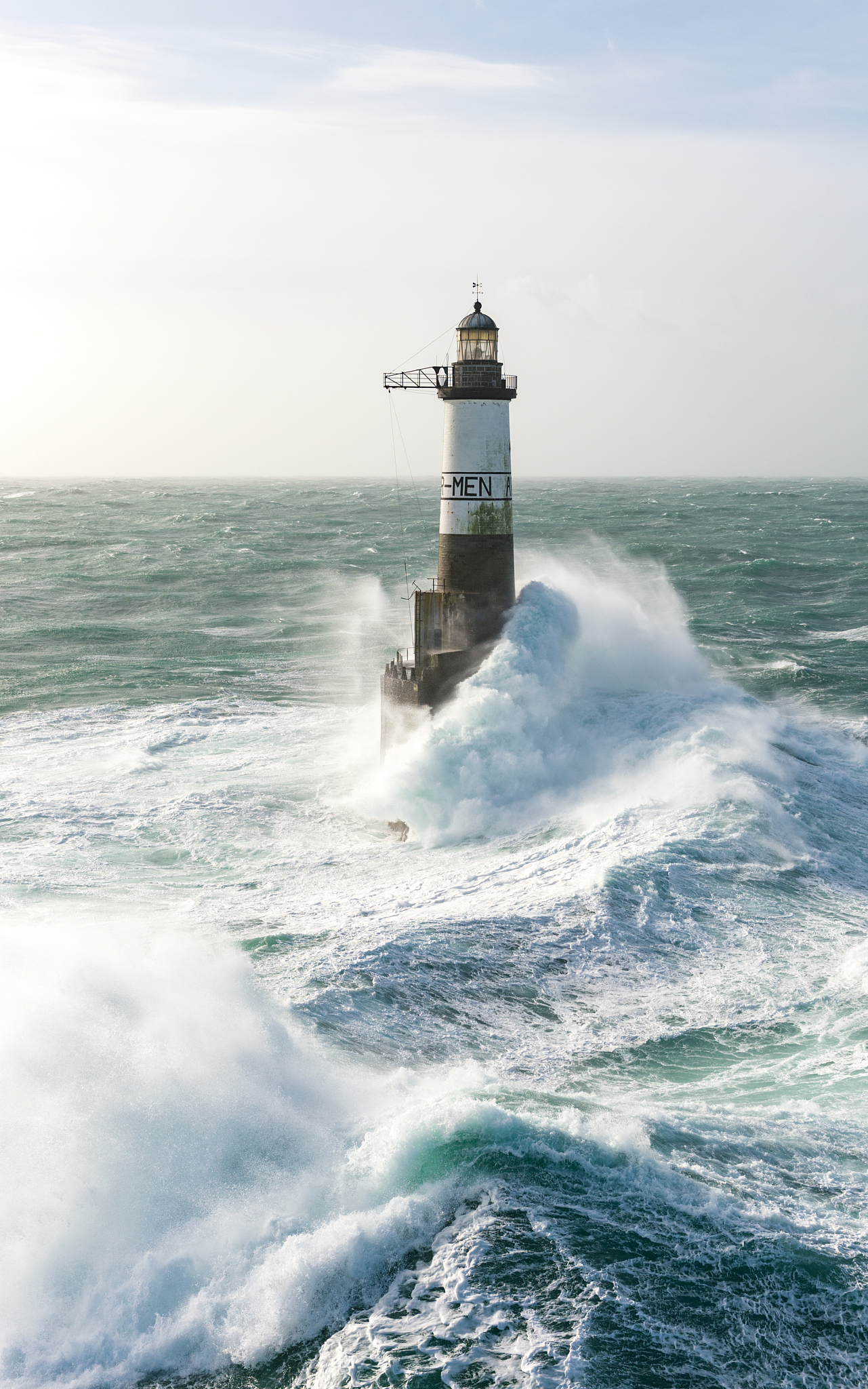 vue aérienne du phare d'armen dans la tempête et la forte houl
