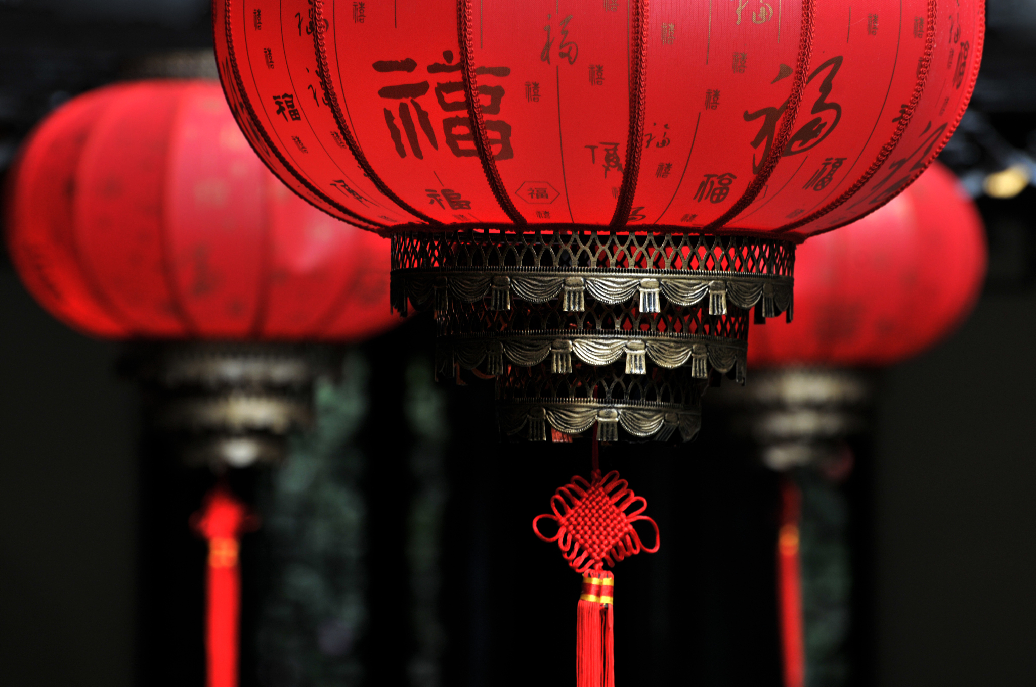 通过灯笼这个文化与消费者的行为关系帮我用200字详细描述
