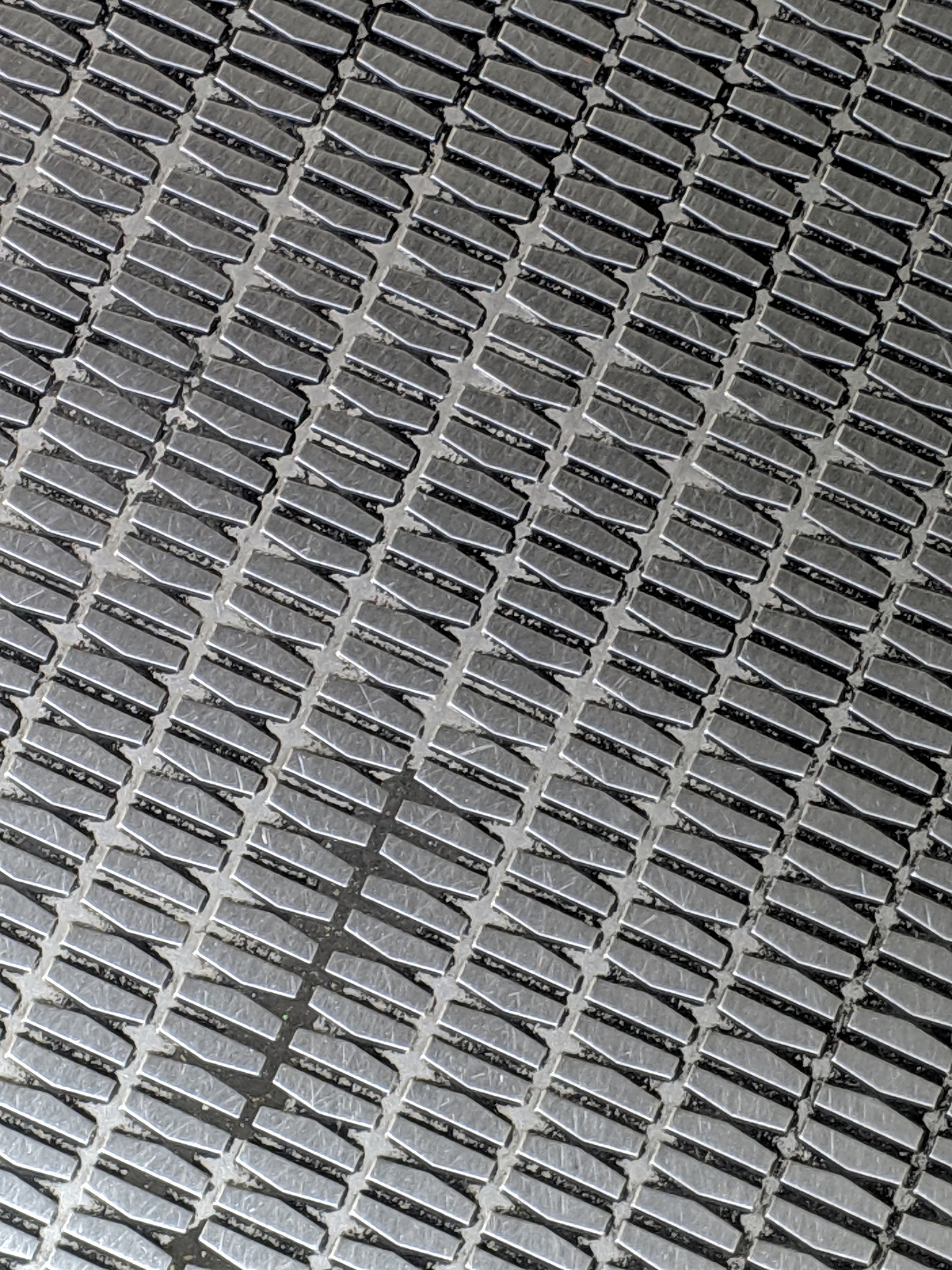 「在日本人们对外貌的追求可以追溯到古代时期。古代日本人认为外貌与身份地位和社会地位有着密切的关系。因此他们通过服饰、发型和化妆等手段来改变自己的外貌以提升自己的社会地位。这种追求美的传统在现代日本仍然存在并且通过整形手术得到了进一步的发展。其次地理位置也对日本人对整形的追求产生了影响。作为一个岛国日本地理位置的特殊性导致了其对外界文化和观念的相对封闭。由于地理位置的限制日本人在很长一段时间内只能与