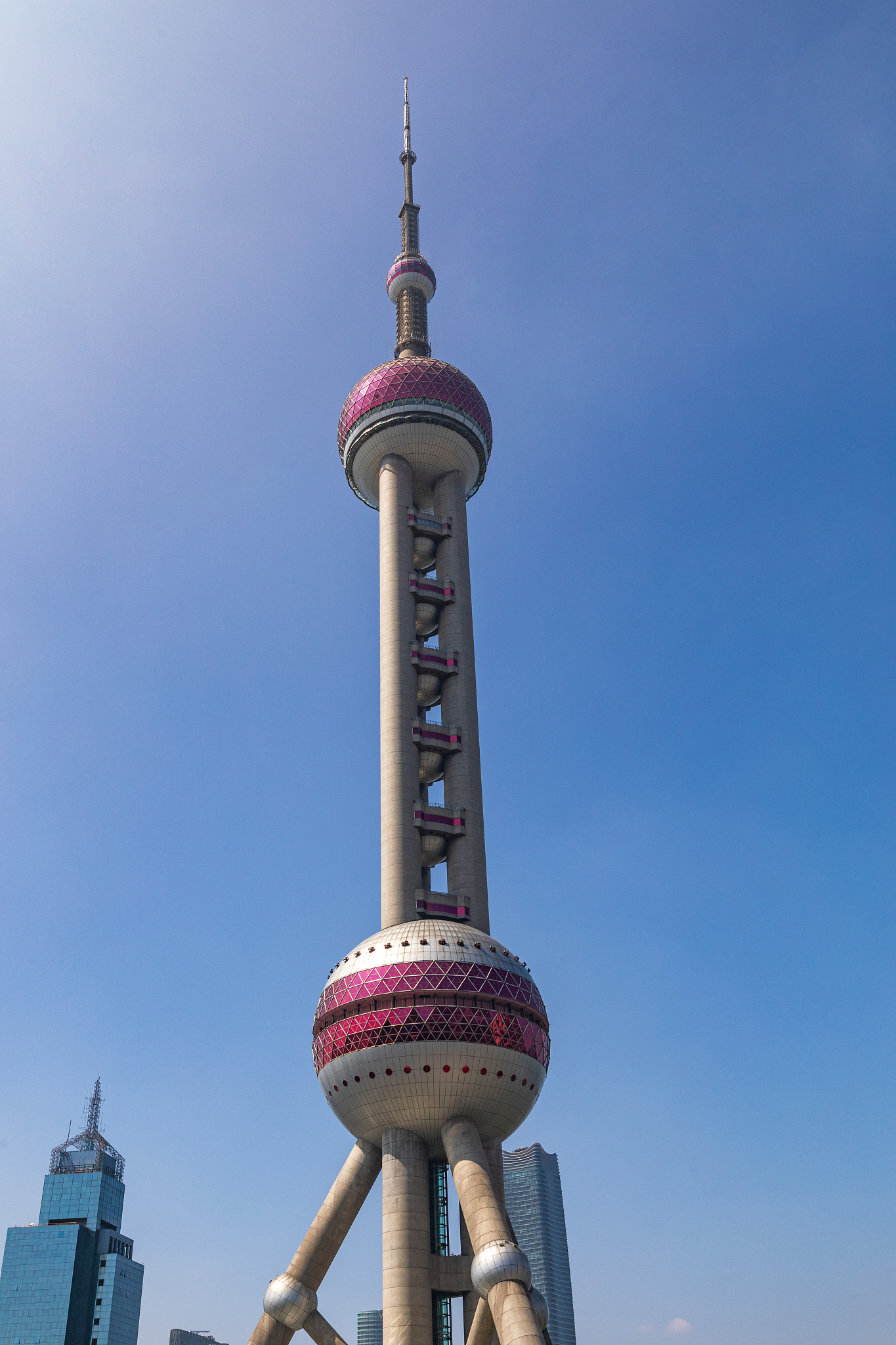 蓝天白昼上海摩天大楼地标建筑高楼大厦写字楼旅游旅行目的地