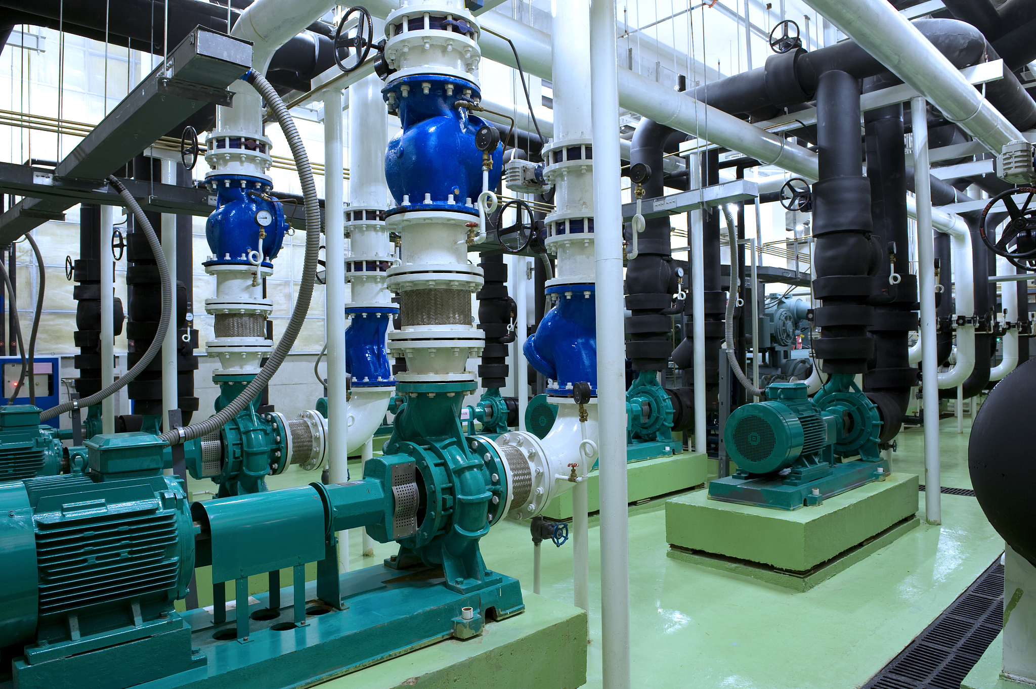 活塞空压机帮我用200字详细描述