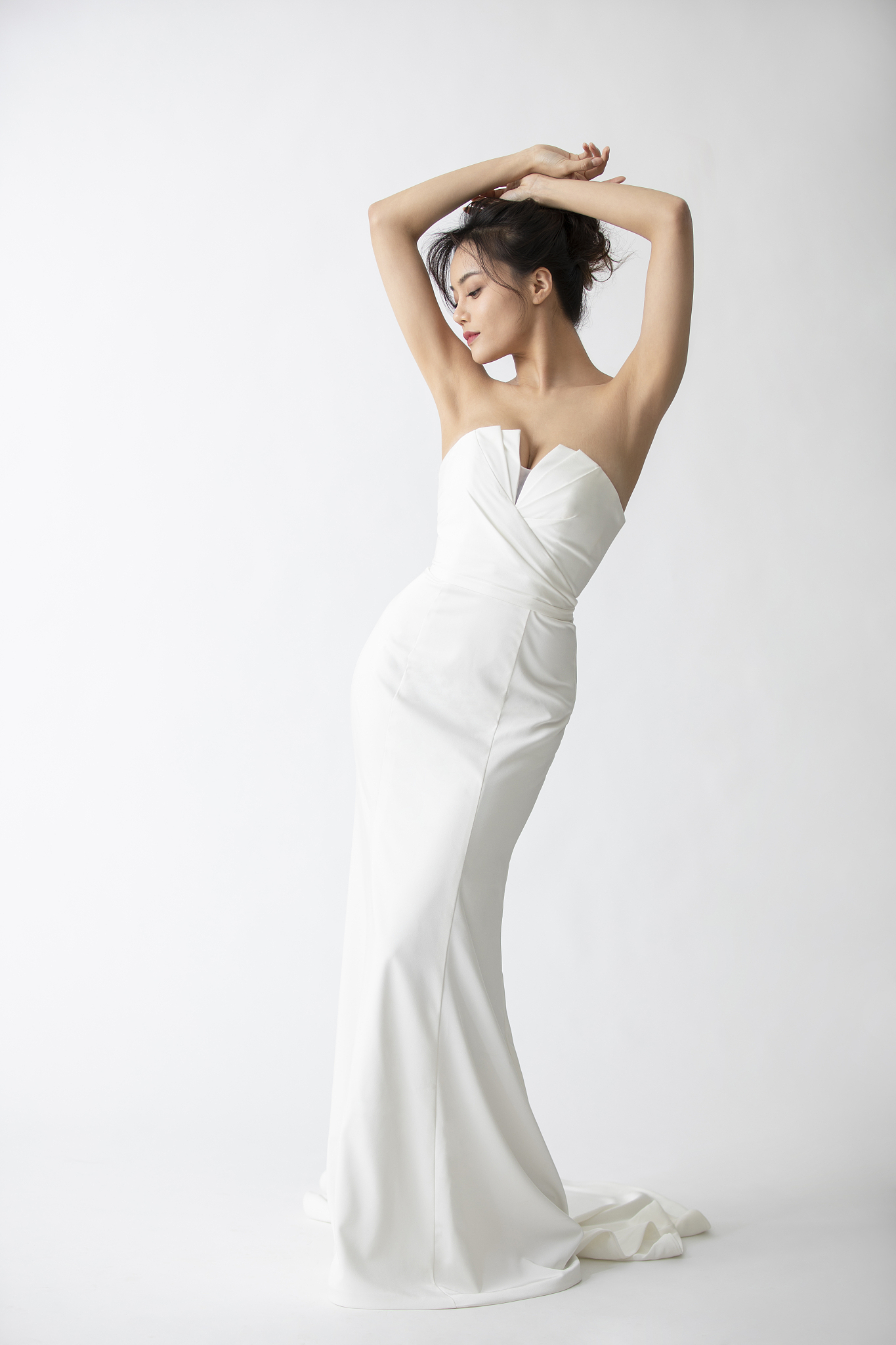 亭亭玉立：形容女性优雅姿态的词语