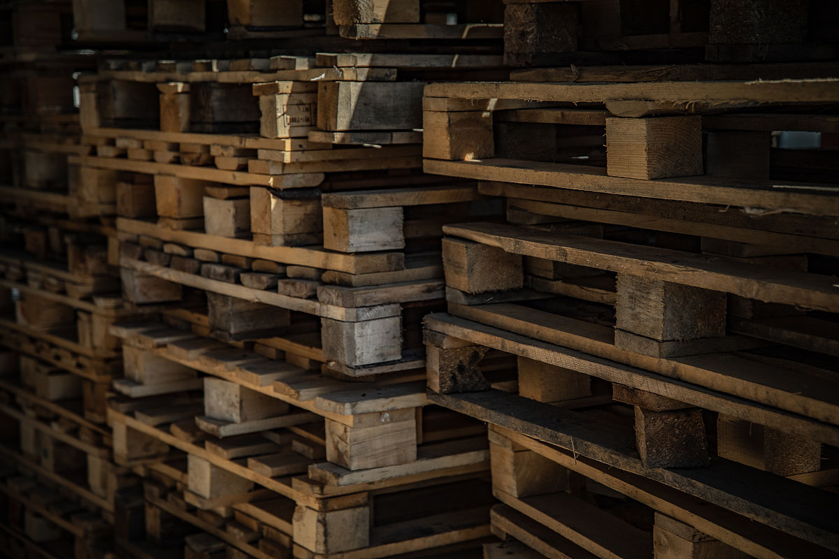 请对论文《工程施工中建筑材料的选择及质量控制策略研究》的摘要进行写作保证其内容合理性和逻辑性不要乱写 ：