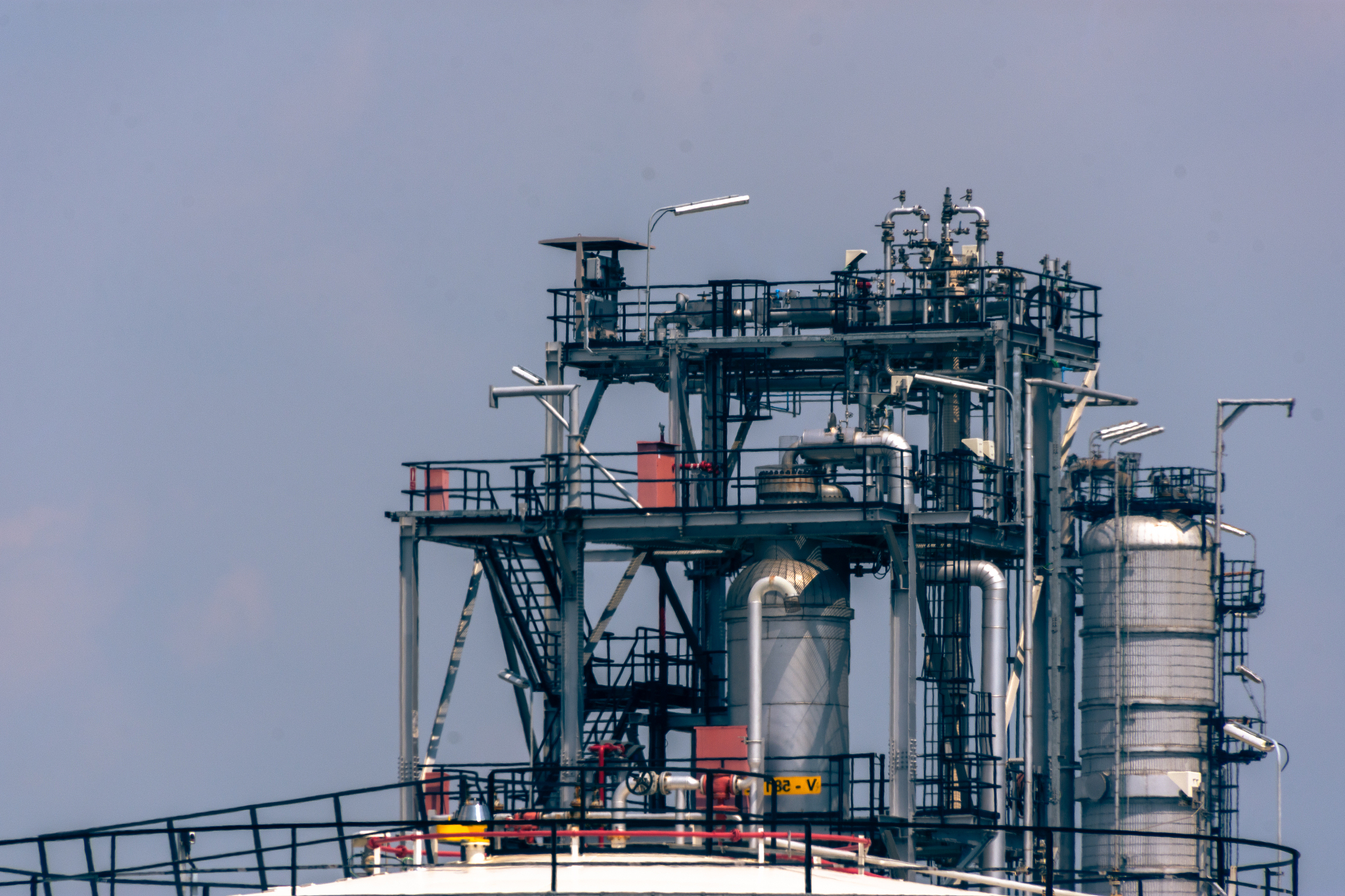 翻译这句话：这中原油田首创二氧化碳驱产出气回注技术